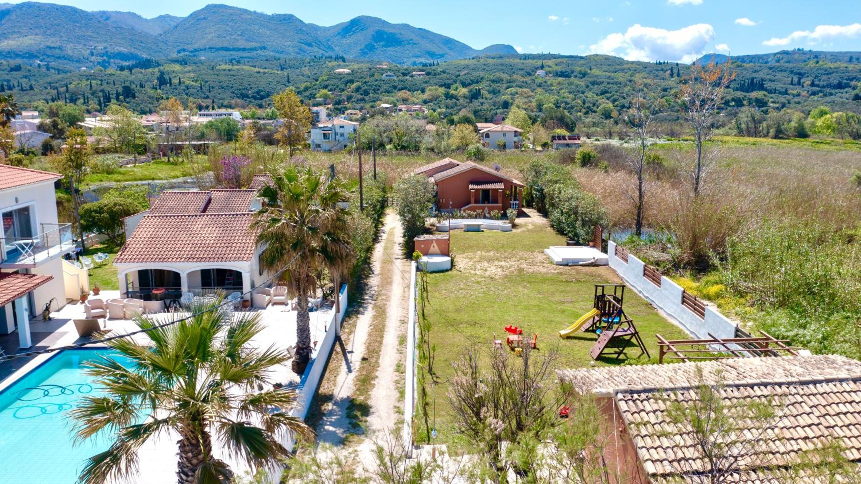 Villa Yiannitsis-Harmony In The Flowers, Acharavi Beach