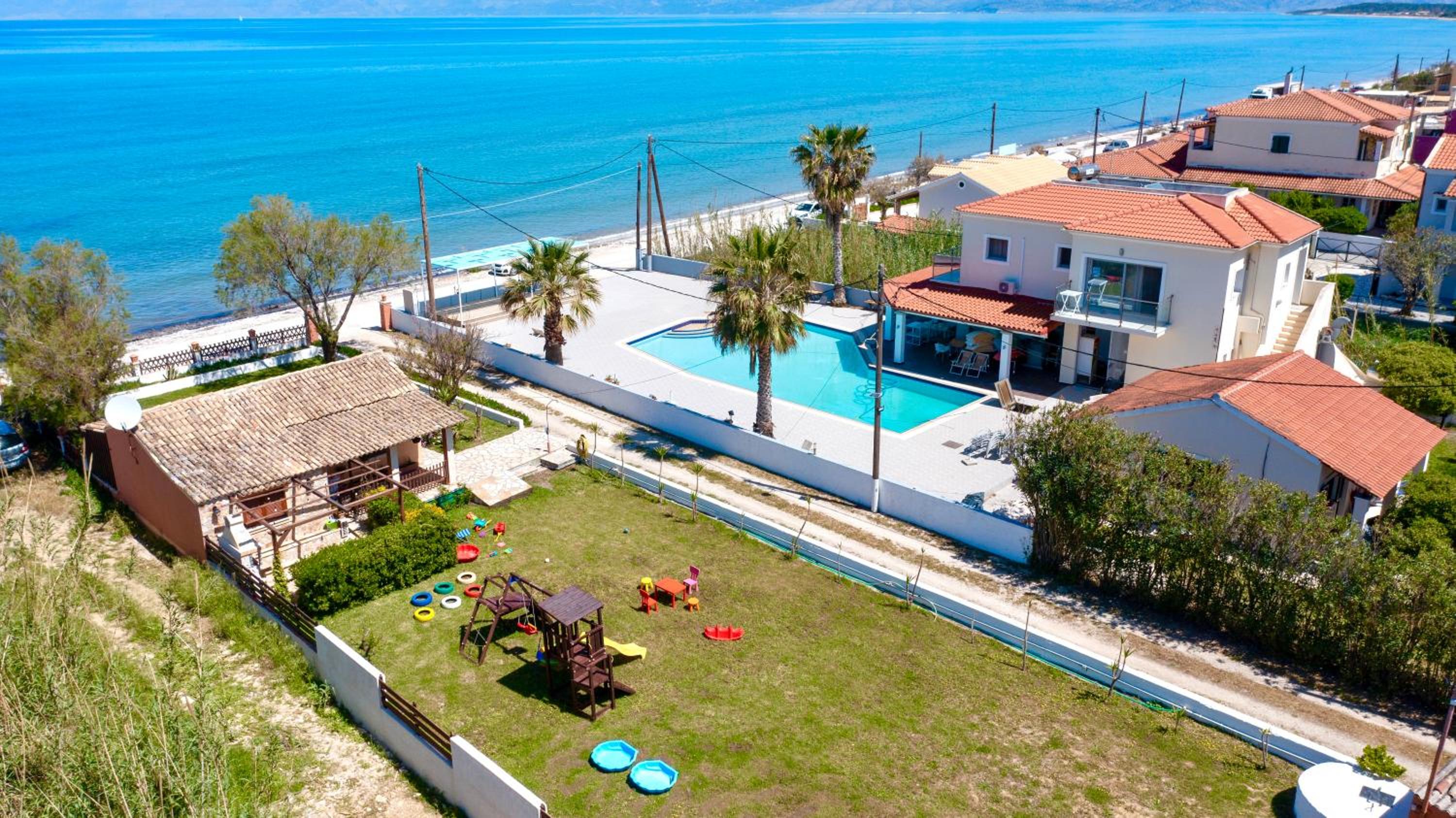 Villa Yiannitsis-Harmony In The Flowers, Acharavi Beach