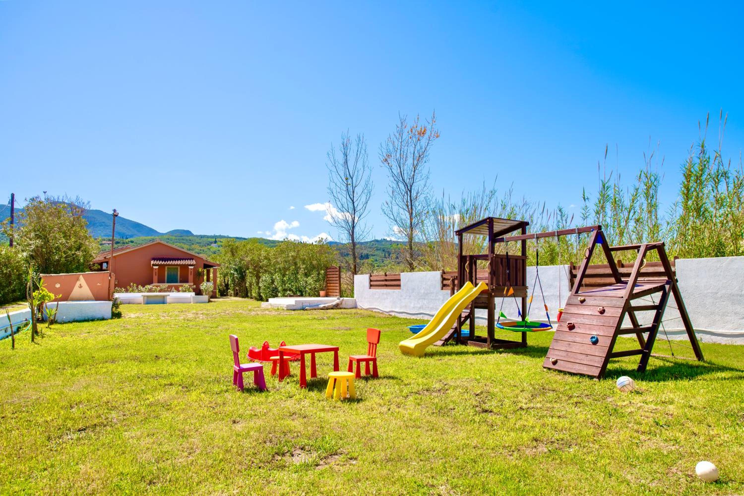 Villa Yiannitsis-Harmony In The Flowers, Acharavi Beach