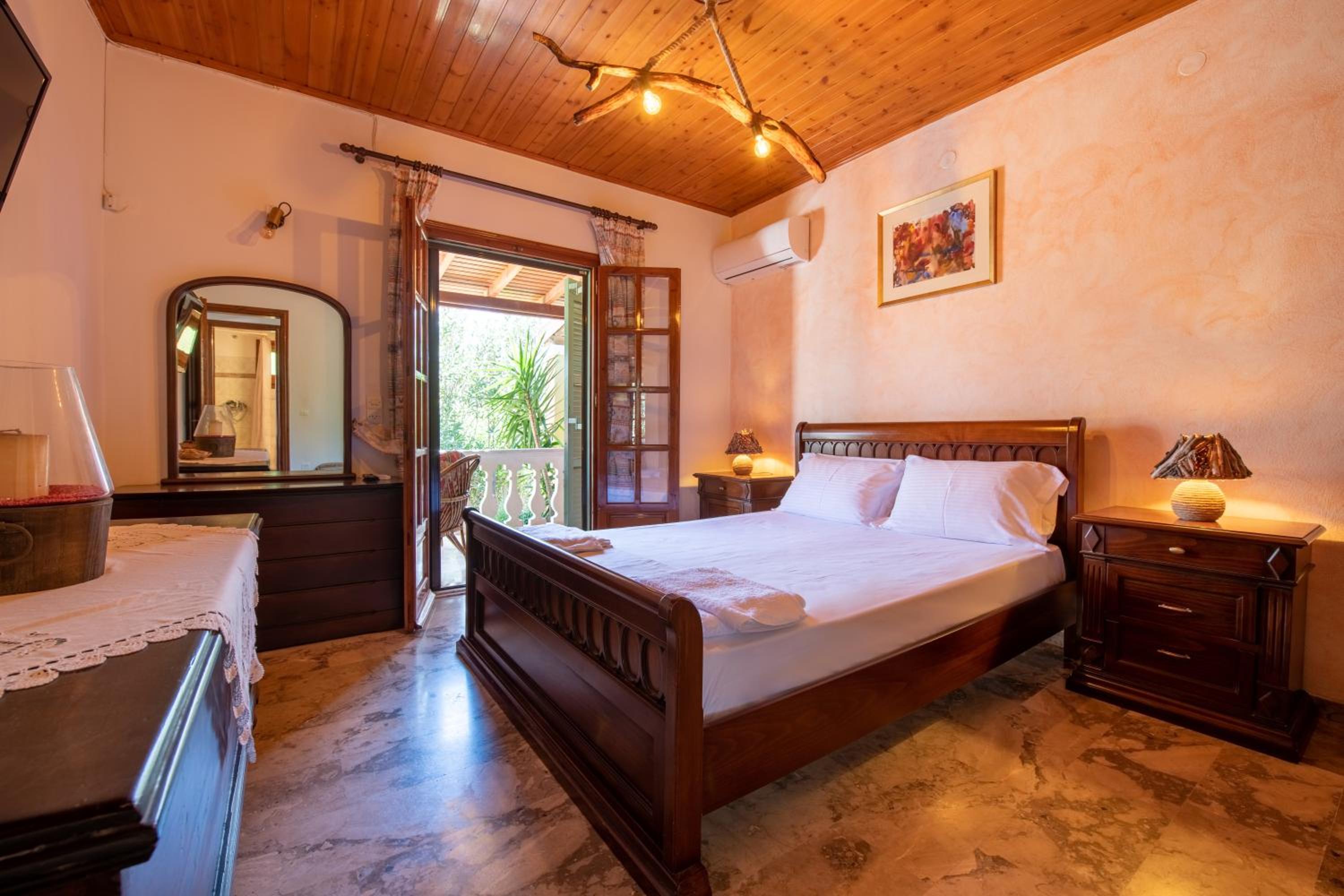 Villa Yiannitsis-Harmony In The Flowers, Acharavi Beach