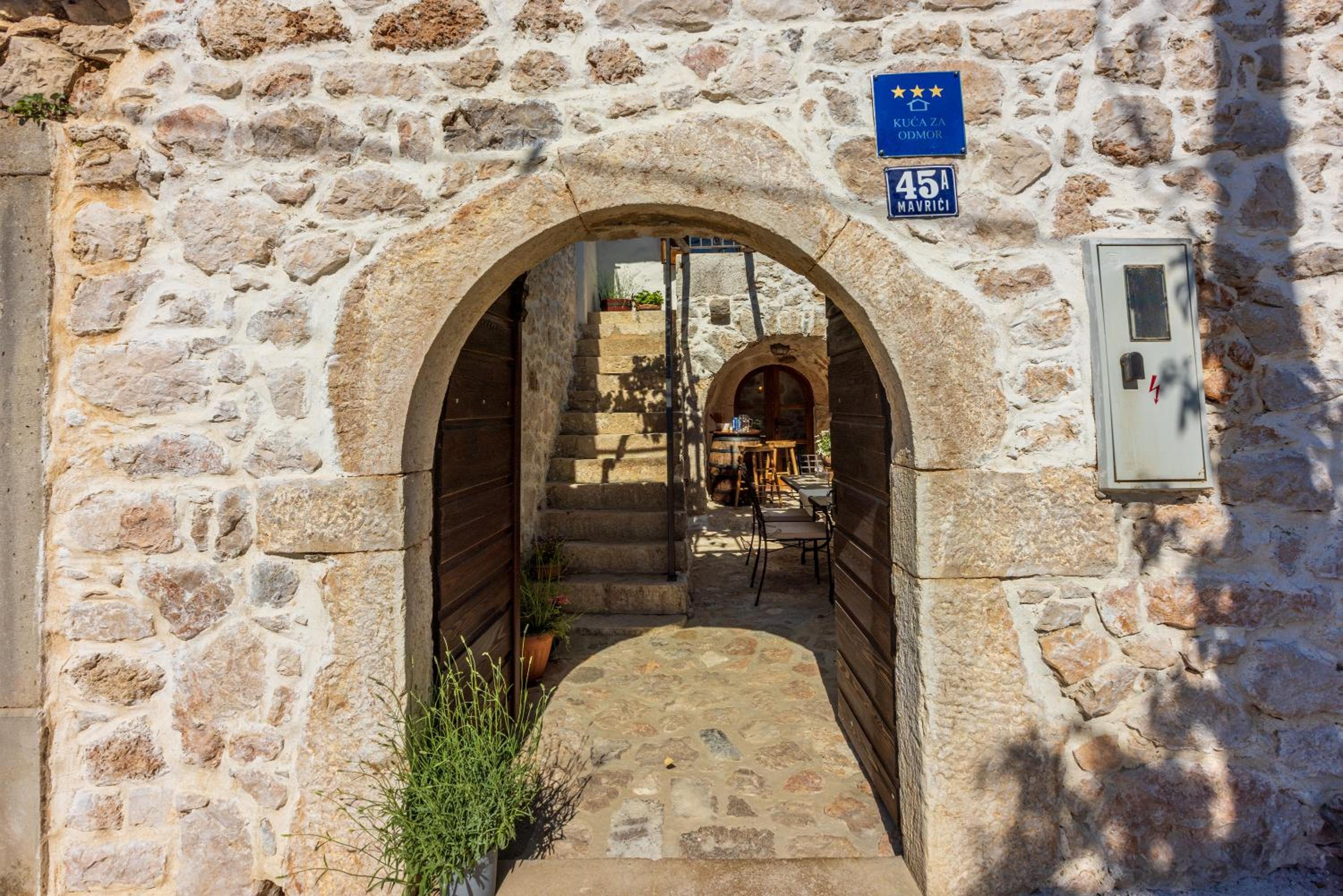 STARA KUĆA - old stone house