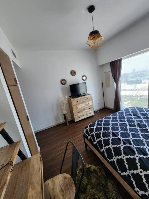 Cozy 1BR in Iconic Tower