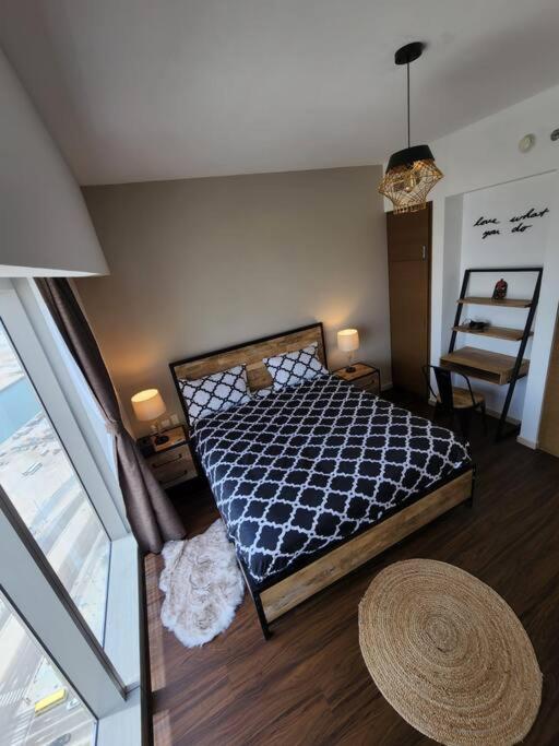 Cozy 1BR in Iconic Tower