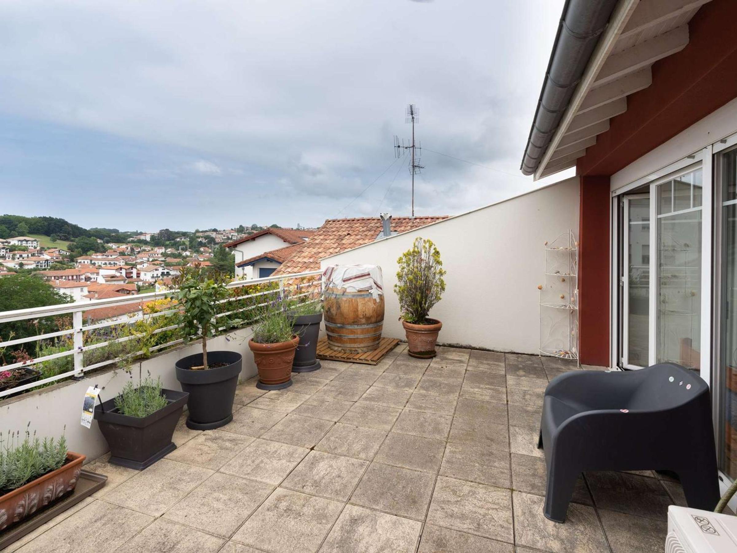 Appartement Moderne Centre Ville Hendaye avec Terrasse et Parking - FR-1-2-302 view 2