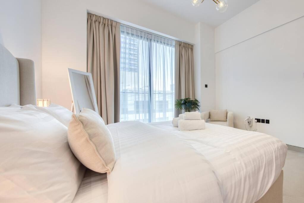 Stunning one bedroom with yoga, pool, bike and gym