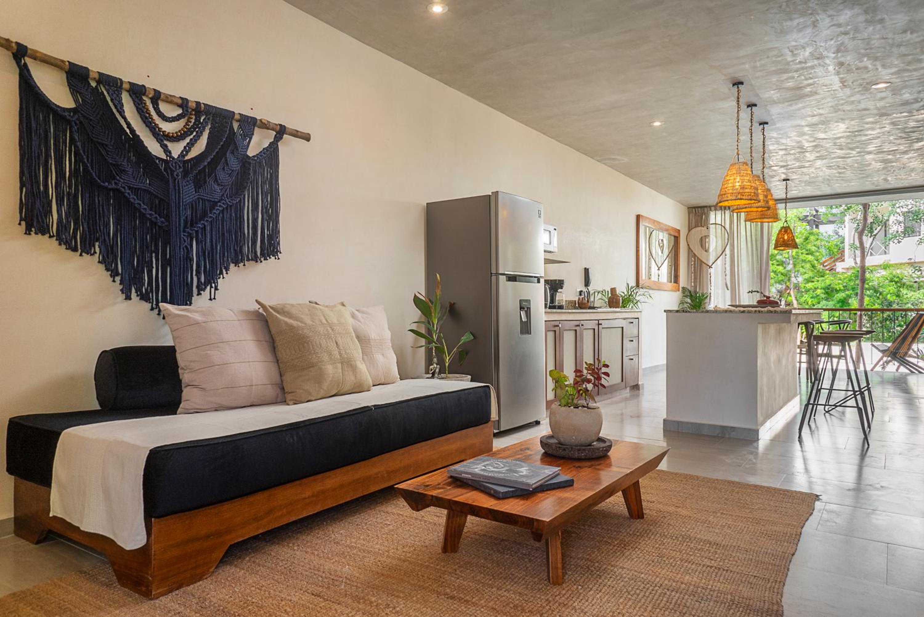 Luxury Condo for 4 with access to pool