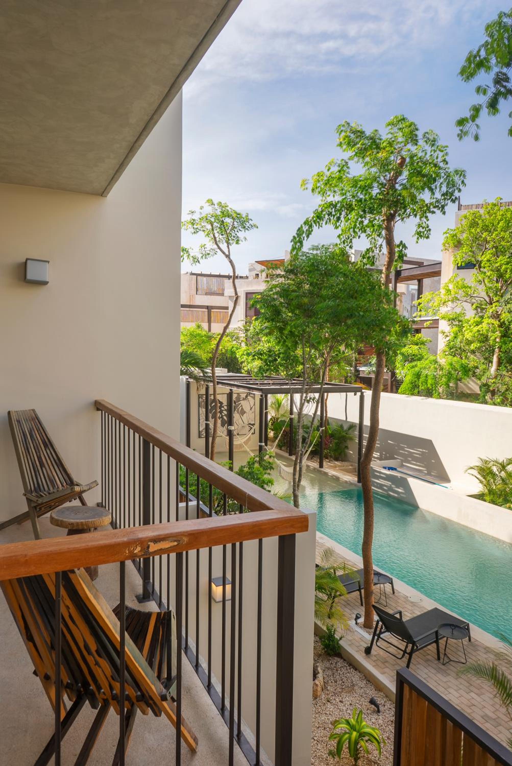 Luxury Condo for 4 with access to pool