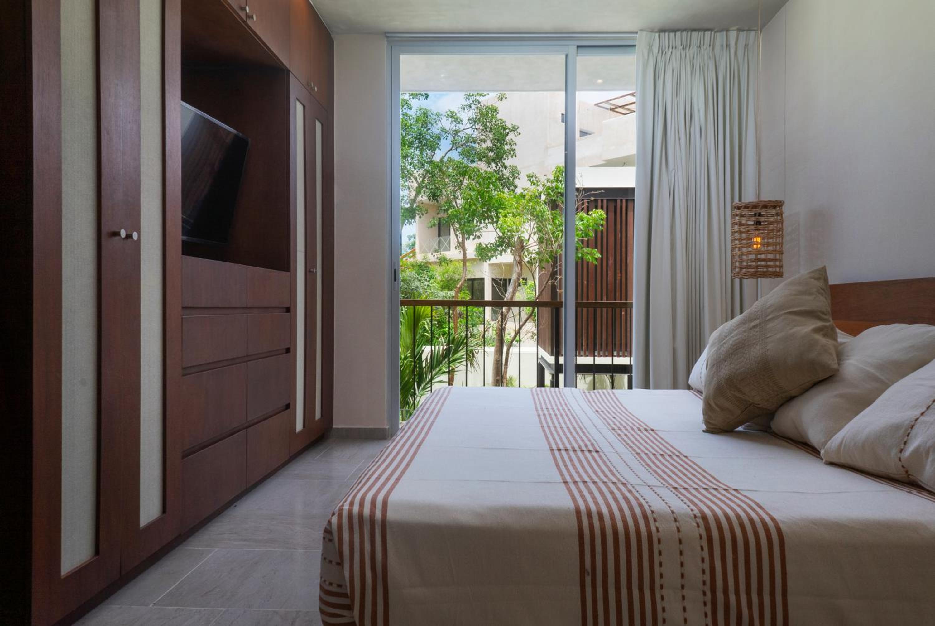 Luxury Condo for 4 with access to pool