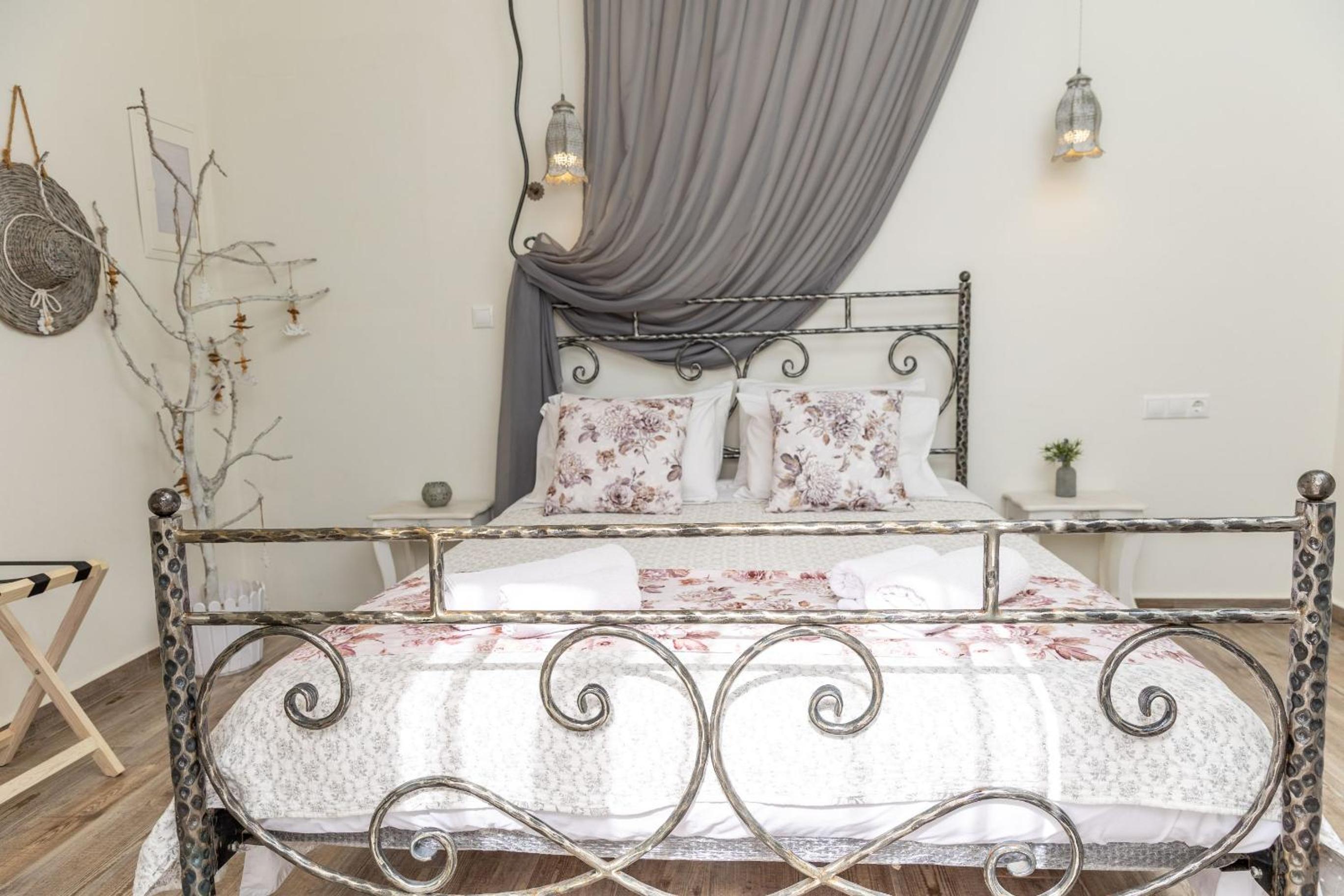 Naxos Petite Studios