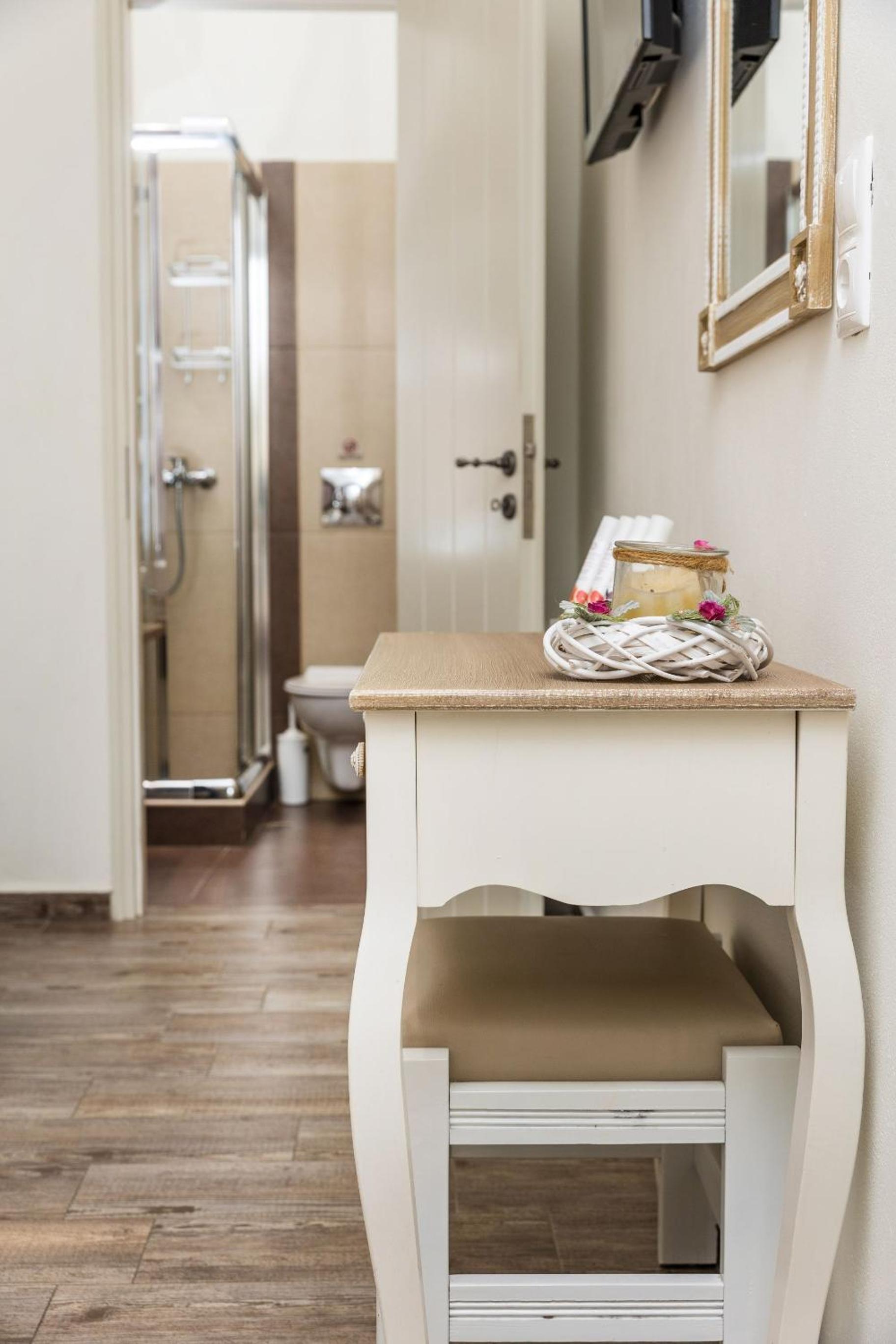 Naxos Petite Studios
