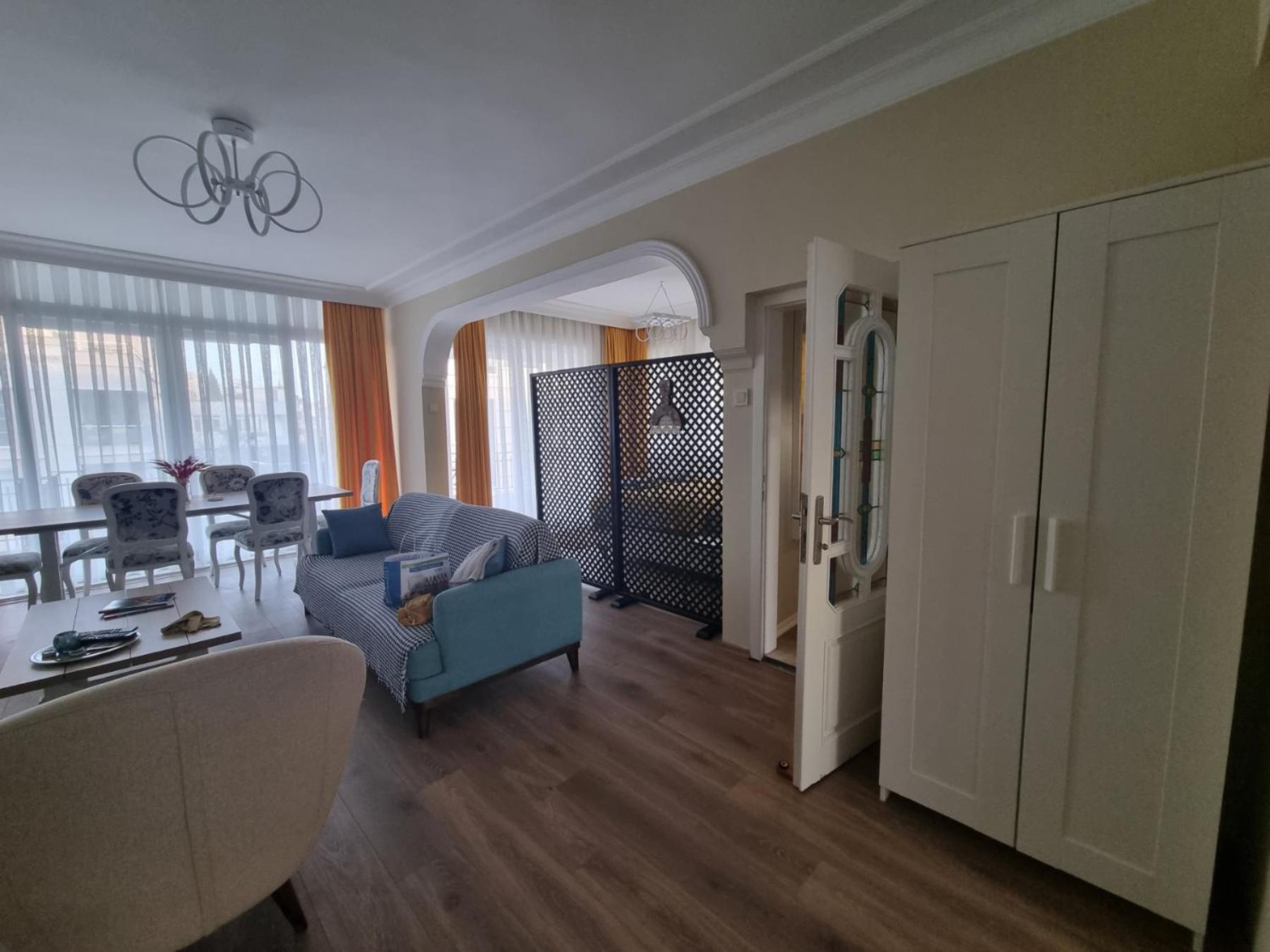 Eski lara merkezde deniz manzaralı daire