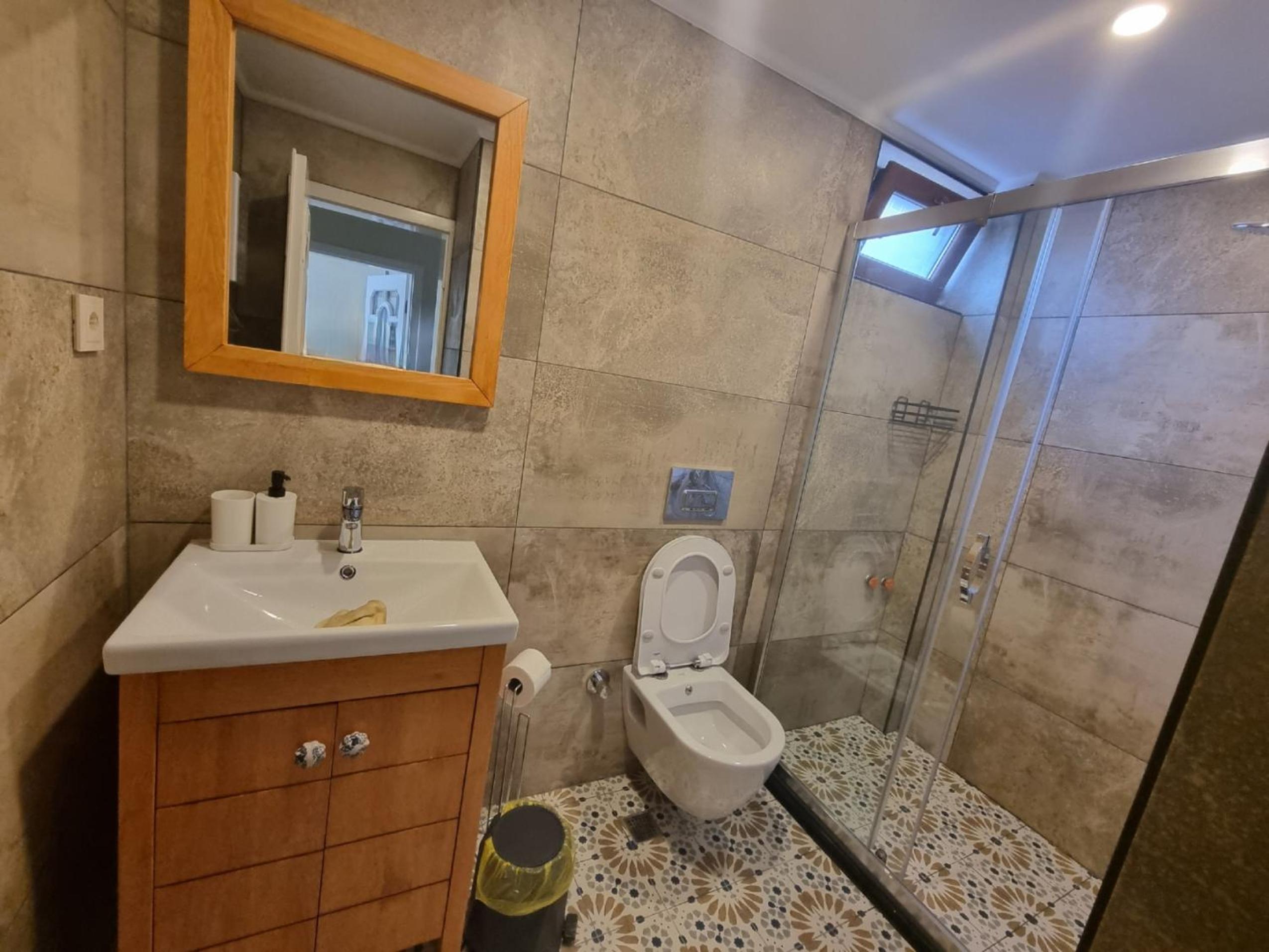 Eski lara merkezde deniz manzaralı daire