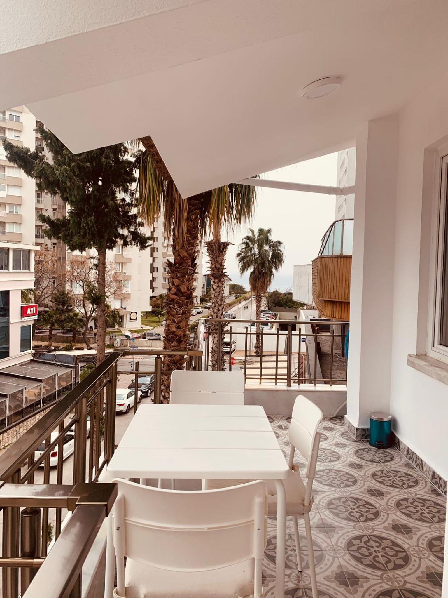 Eski lara merkezde deniz manzaralı daire