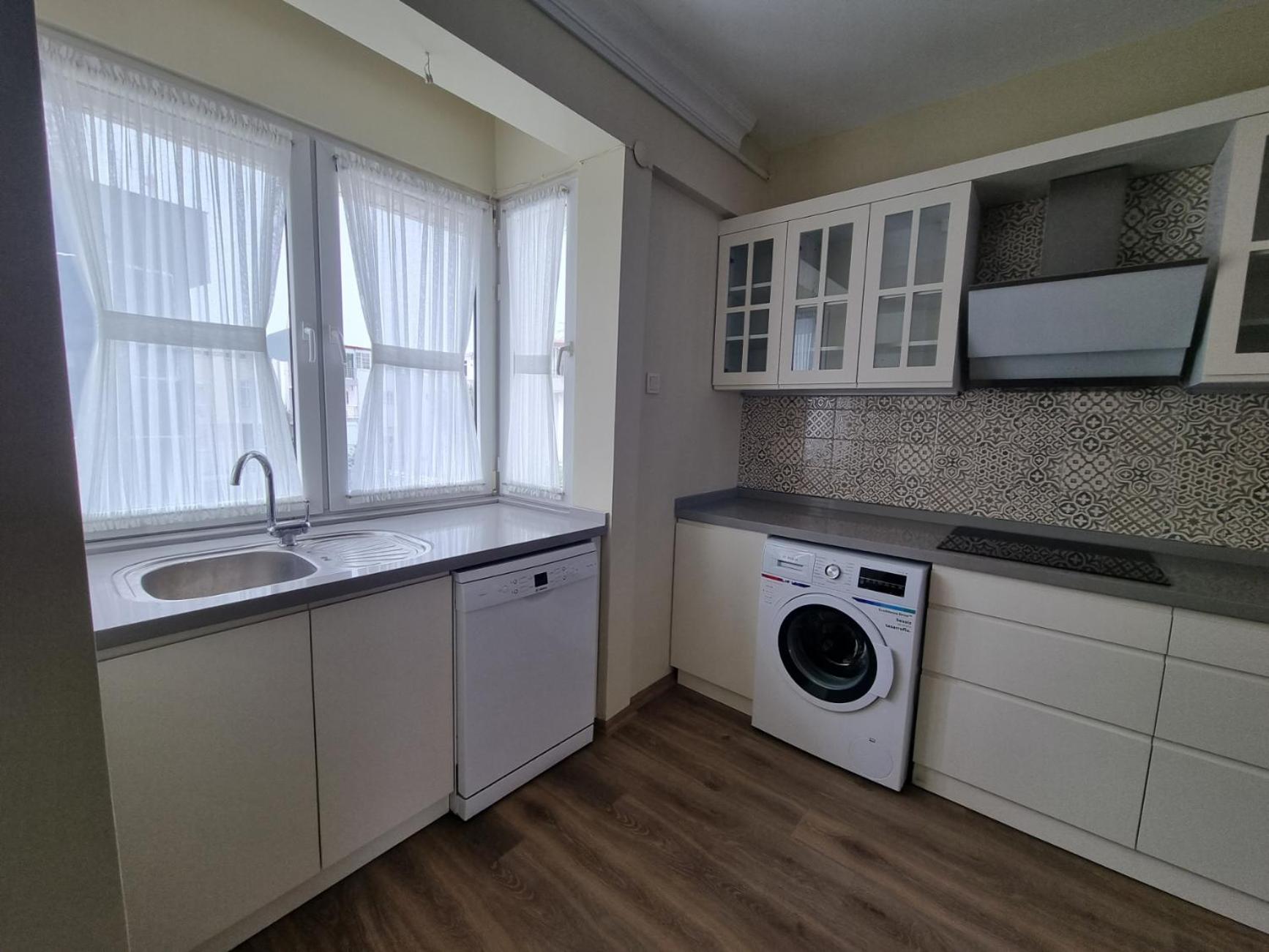 Eski lara merkezde deniz manzaralı daire