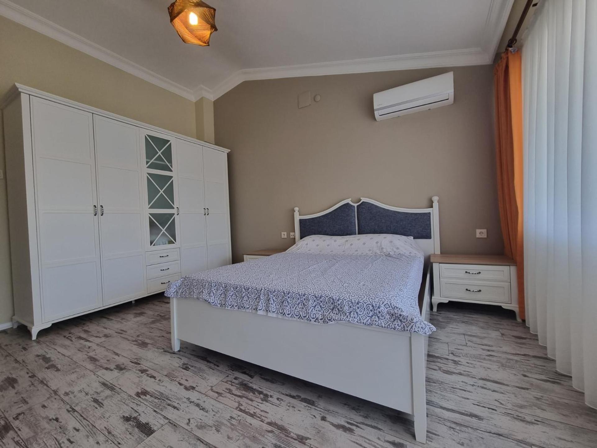 Eski lara merkezde deniz manzaralı daire