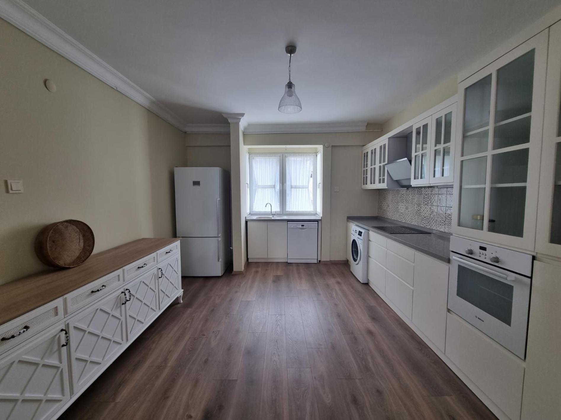 Eski lara merkezde deniz manzaralı daire