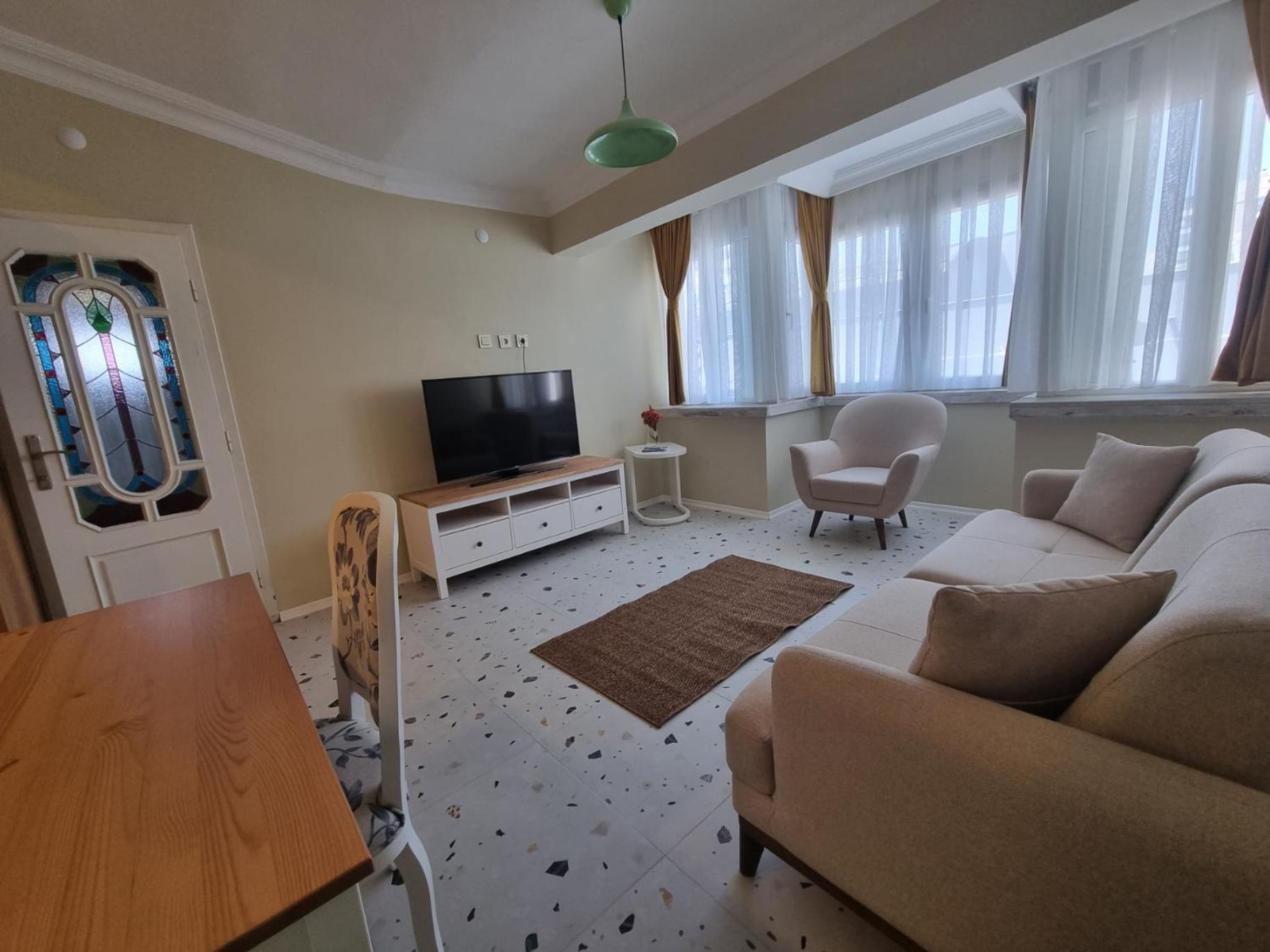 Eski lara merkezde deniz manzaralı daire
