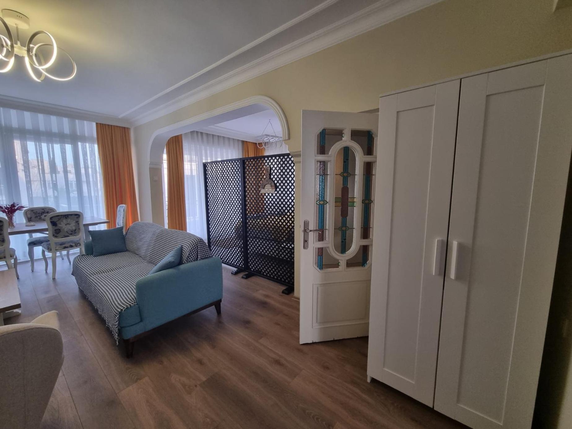 Eski lara merkezde deniz manzaralı daire