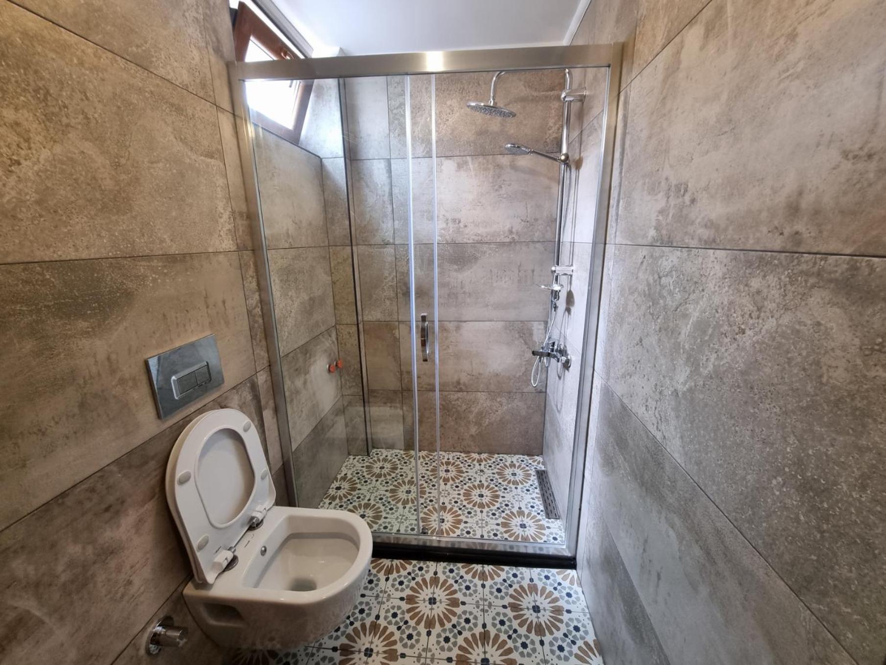 Eski lara merkezde deniz manzaralı daire