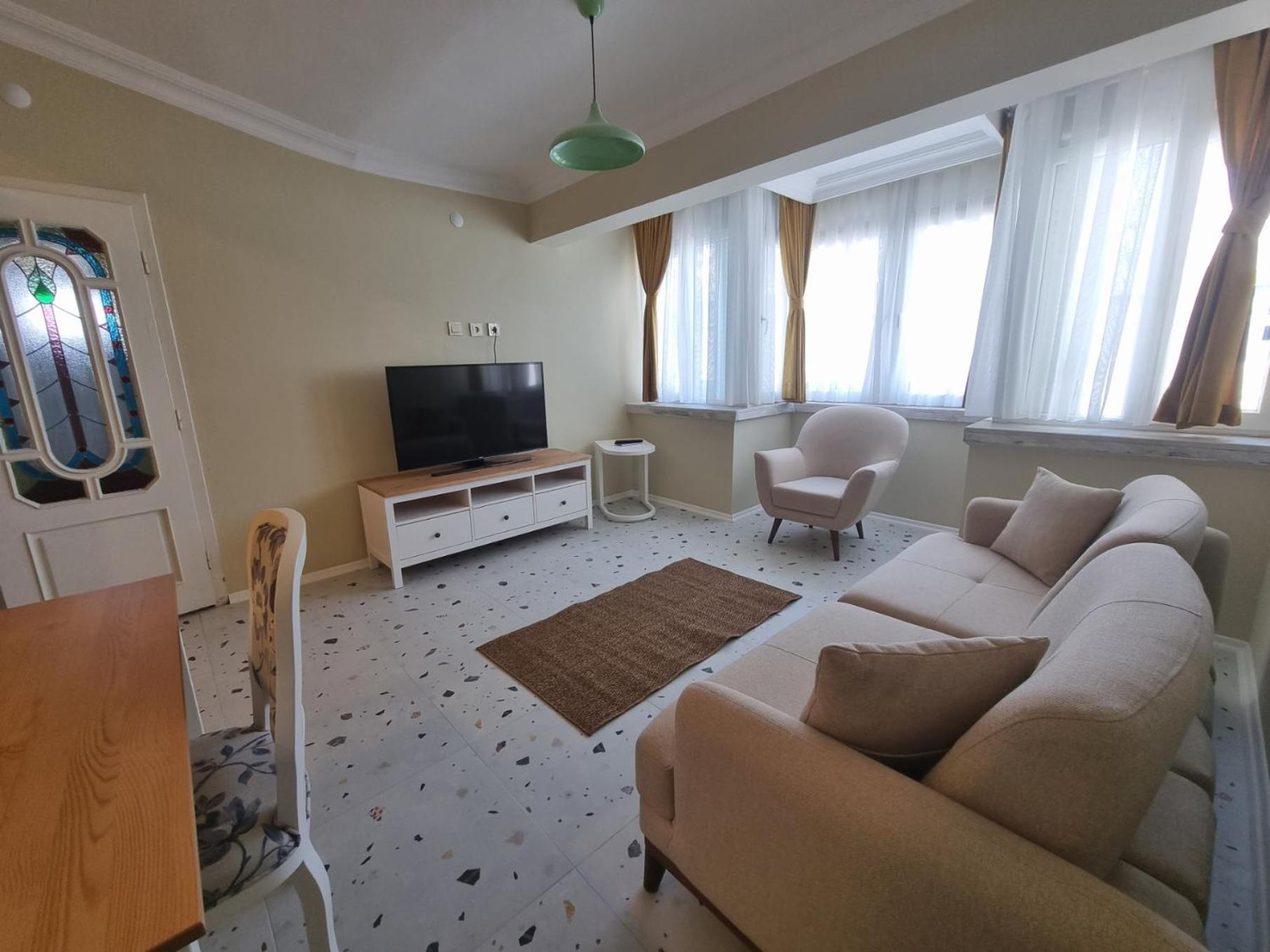 Eski lara merkezde deniz manzaralı daire