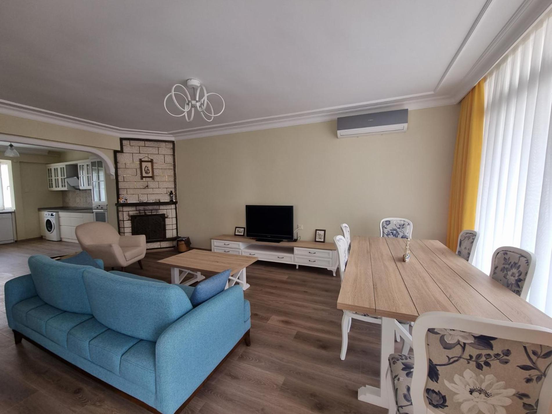 Eski lara merkezde deniz manzaralı daire