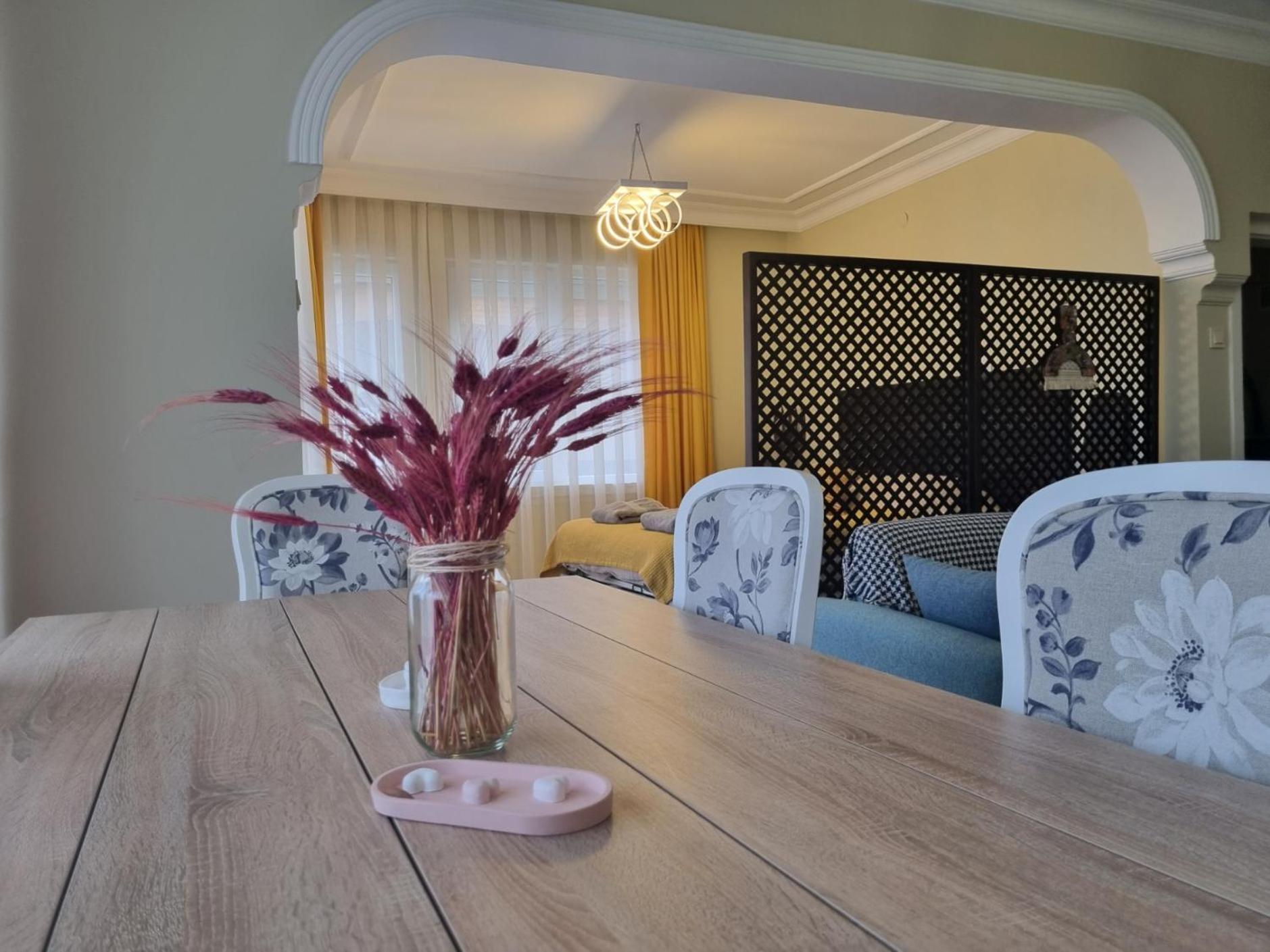 Eski lara merkezde deniz manzaralı daire