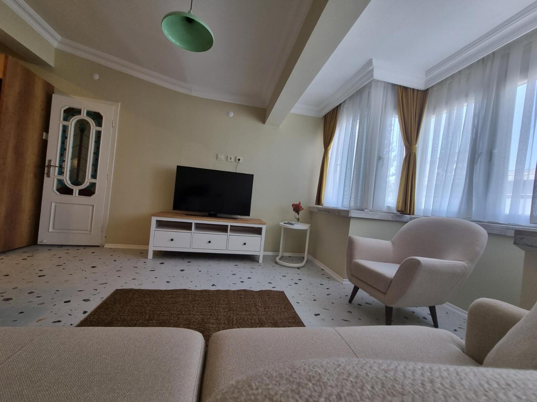 Eski lara merkezde deniz manzaralı daire