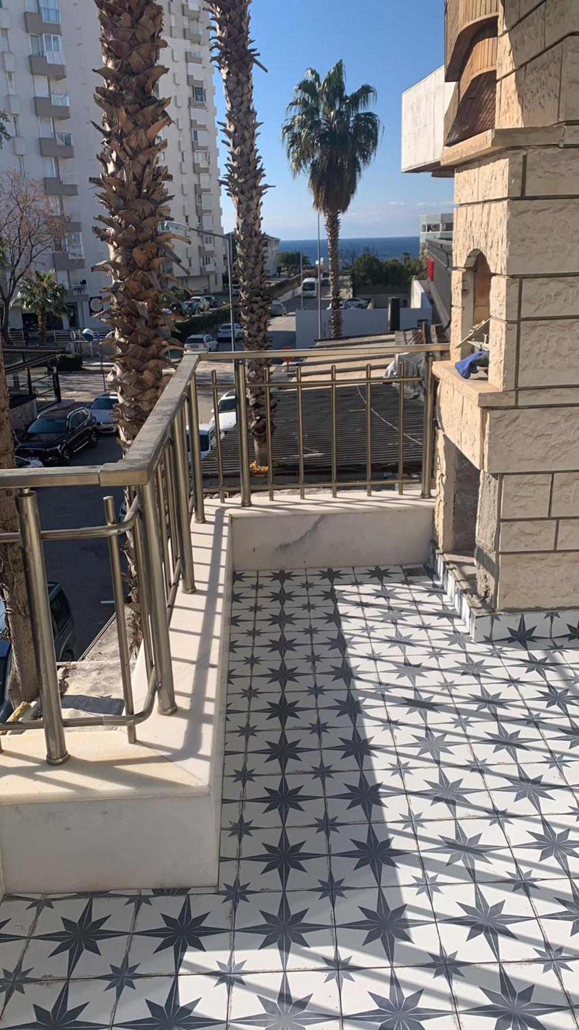 Eski lara merkezde deniz manzaralı daire