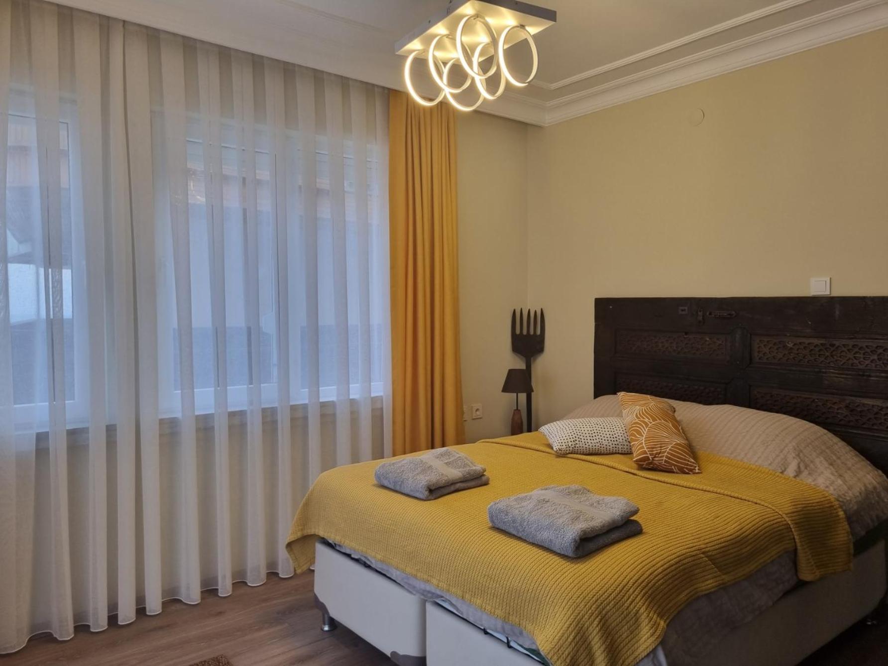 Eski lara merkezde deniz manzaralı daire