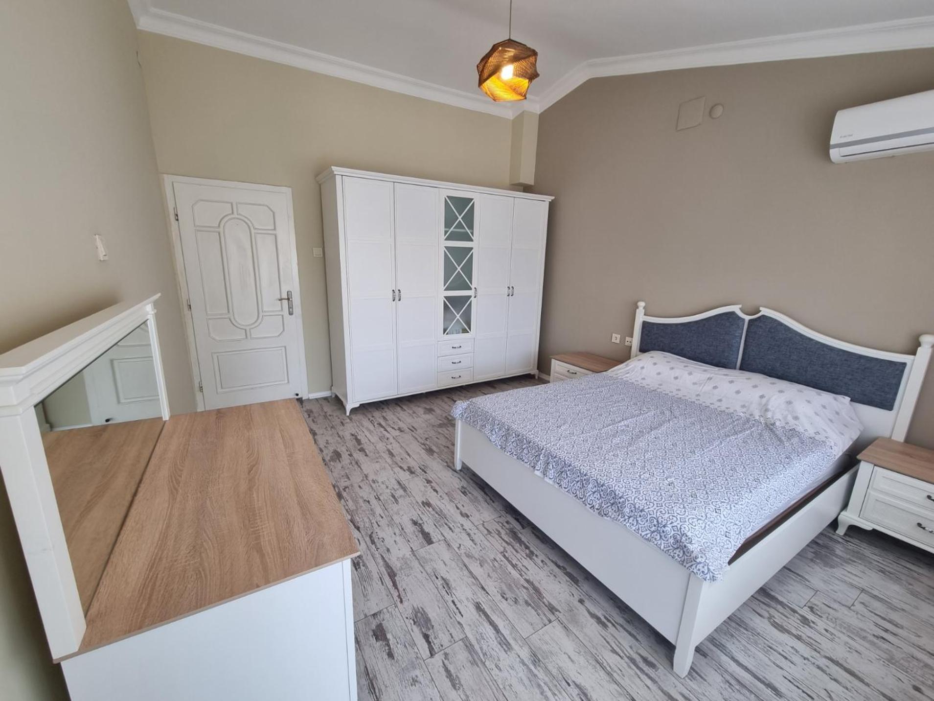 Eski lara merkezde deniz manzaralı daire