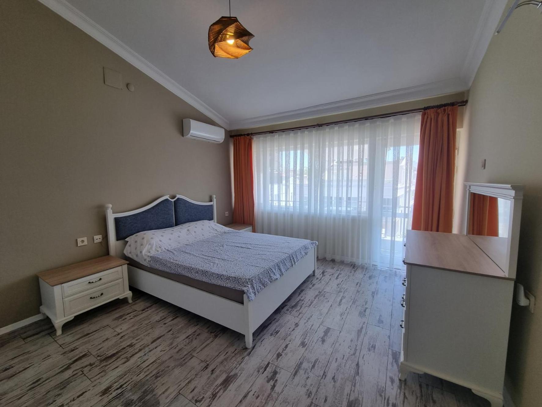 Eski lara merkezde deniz manzaralı daire
