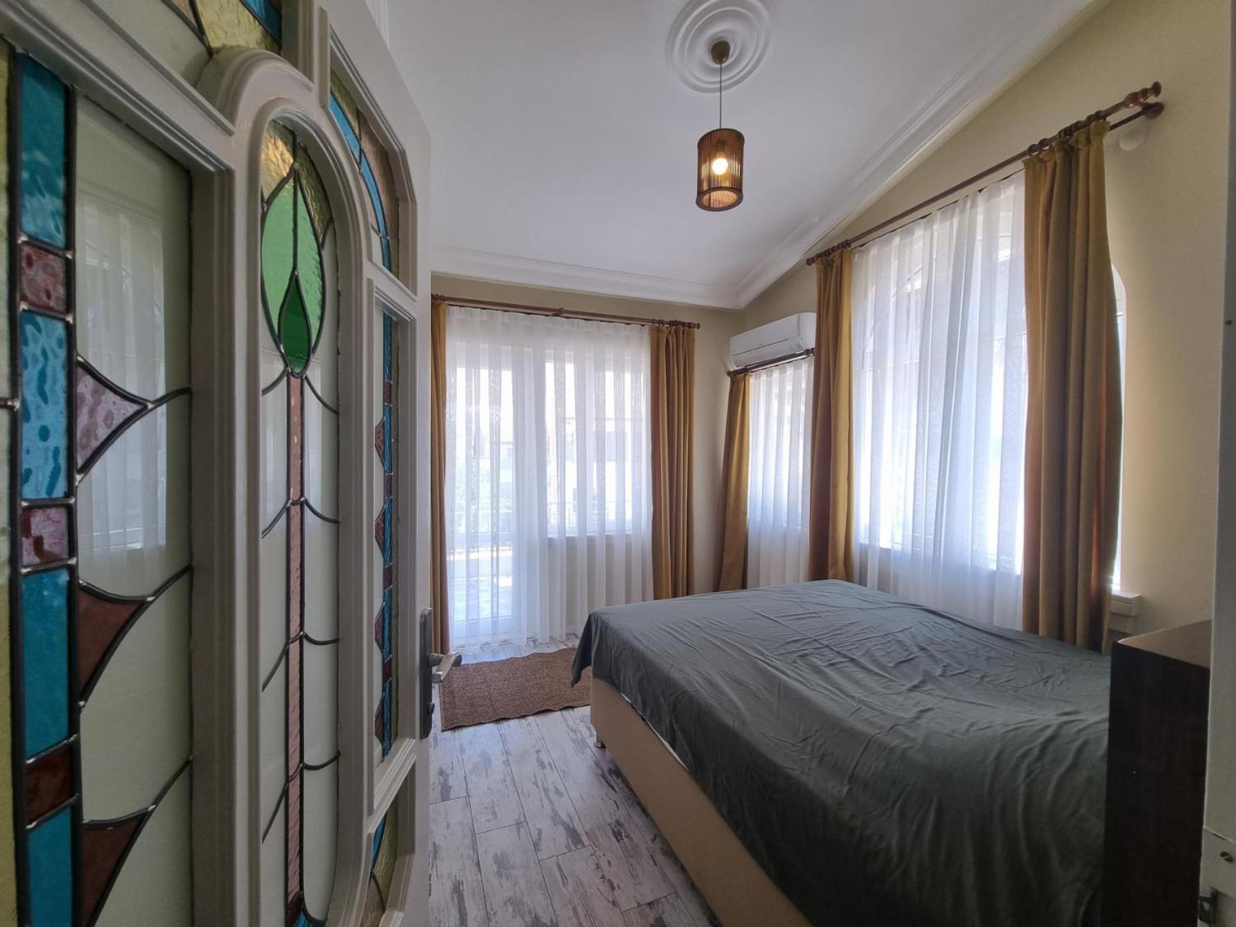 Eski lara merkezde deniz manzaralı daire