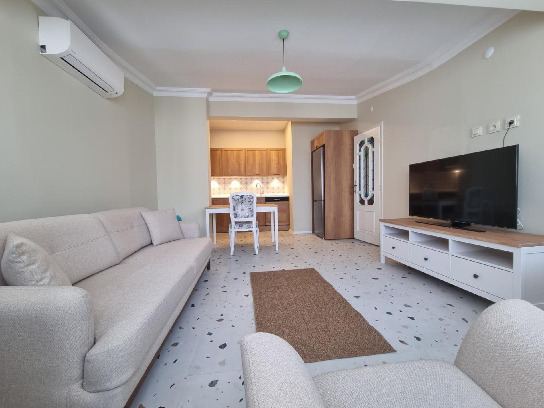 Eski lara merkezde deniz manzaralı daire