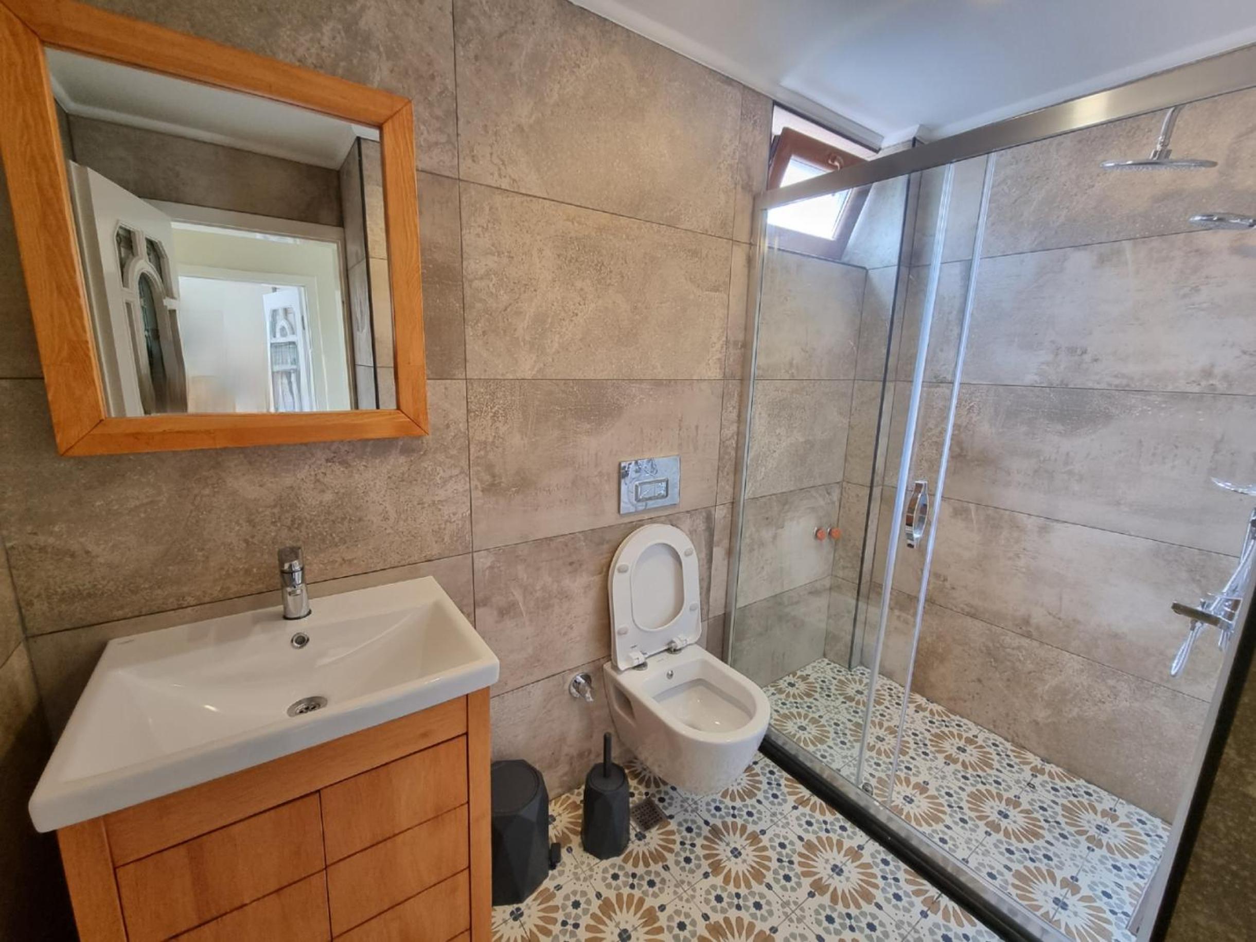 Eski lara merkezde deniz manzaralı daire