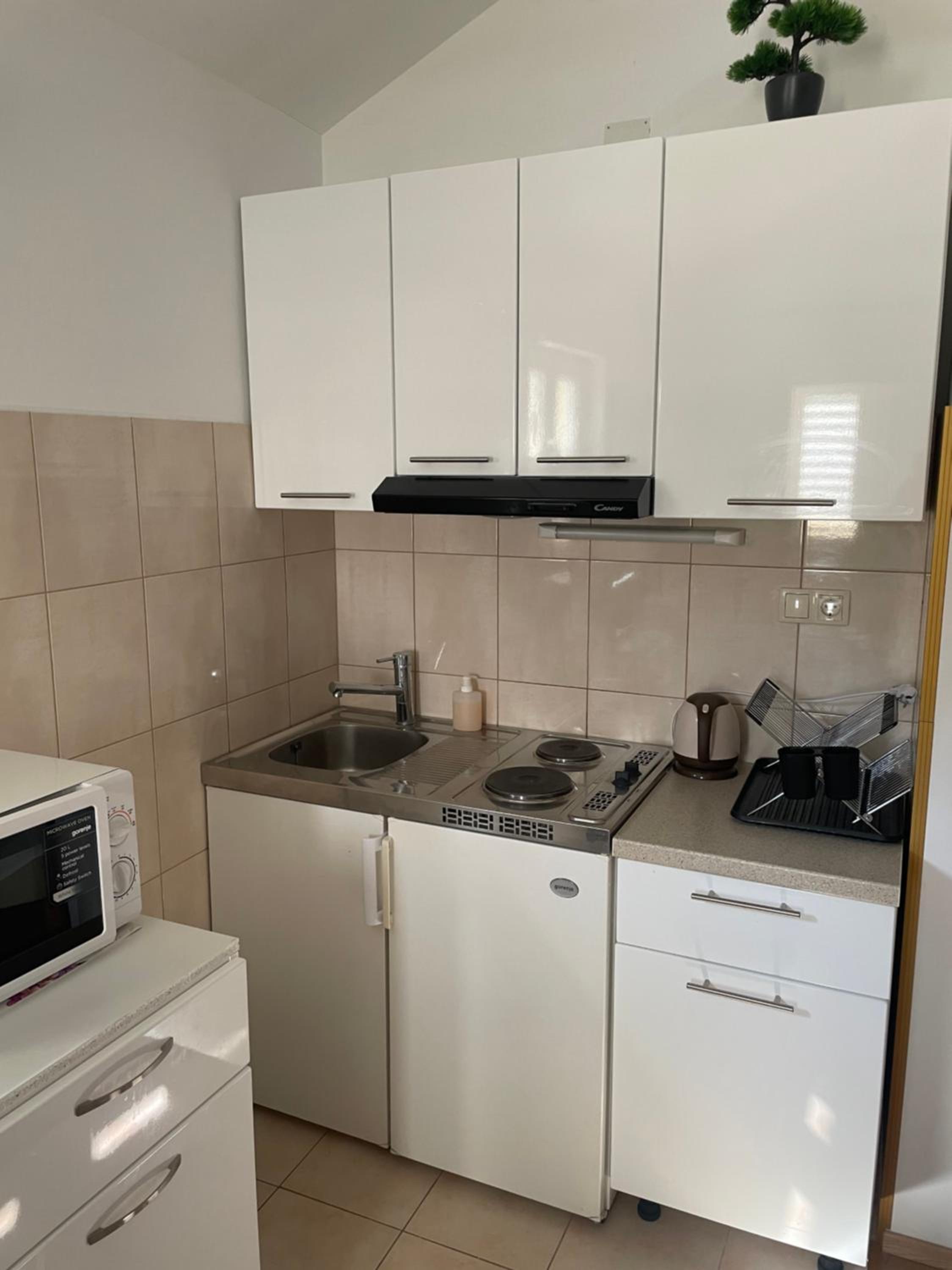 Gallery for two, near the beach and the center of Jelsa