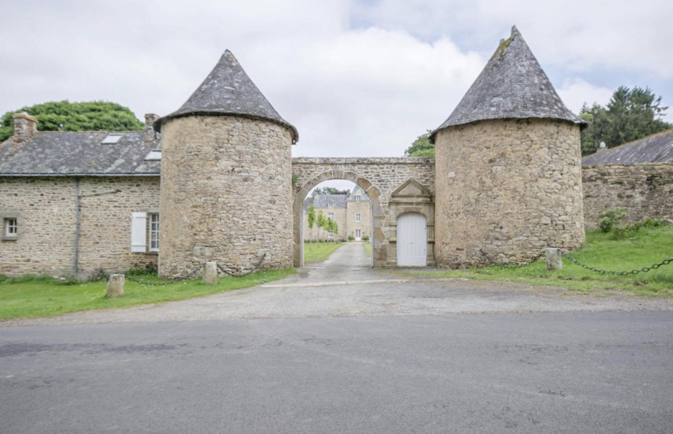 Château de Cadouzan view 2