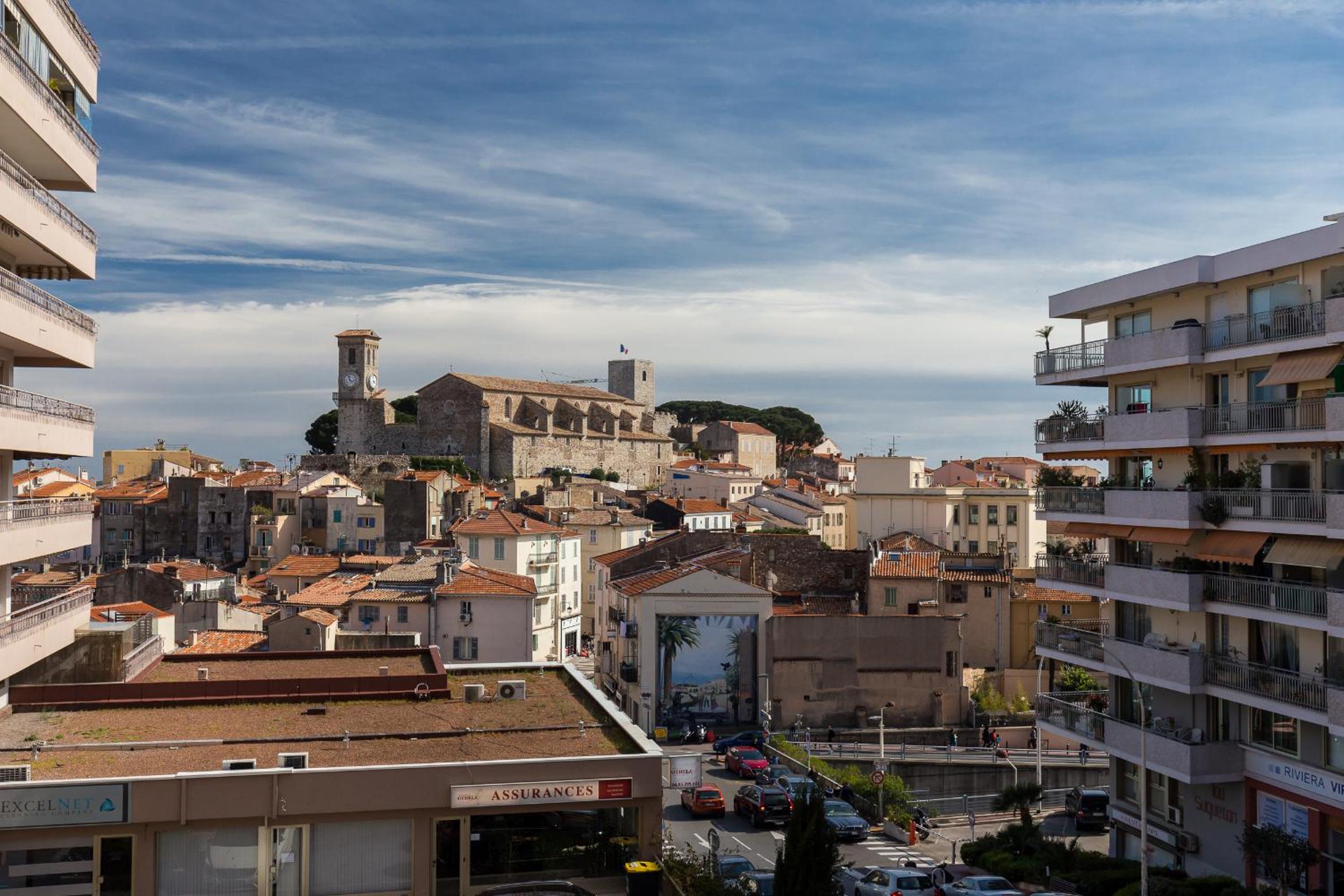 Modern 3 bedroom, 3 bathroom apartment for rent near Cannes Old Town walking distance to Palais - 2000 photo 2