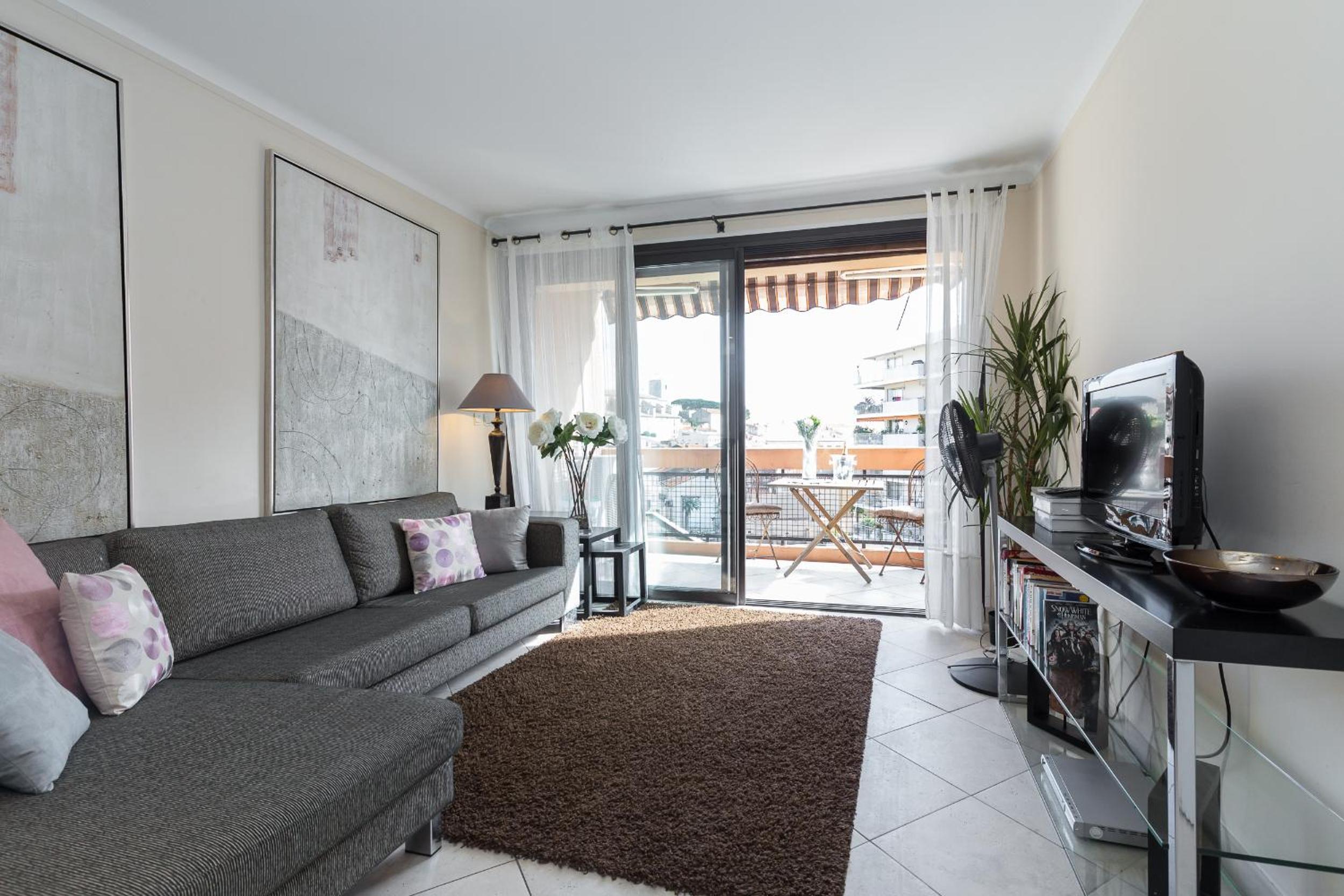 Modern 3 bedroom, 3 bathroom apartment for rent near Cannes Old Town walking distance to Palais - 2000 photo 1