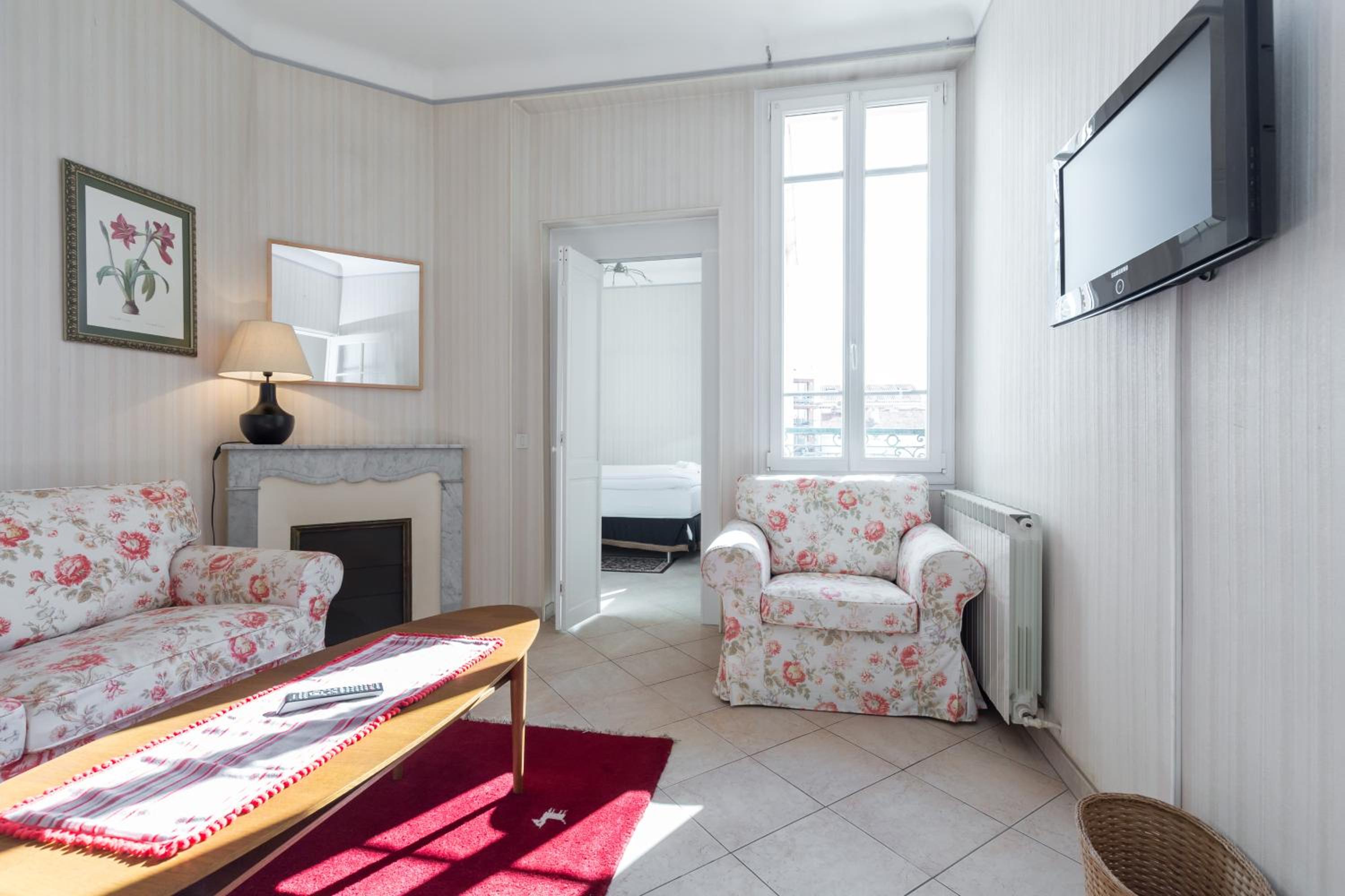Three bedroom two bathroom apartment in center of Cannes on quiet street minutes from the Palais - 2002 photo 3