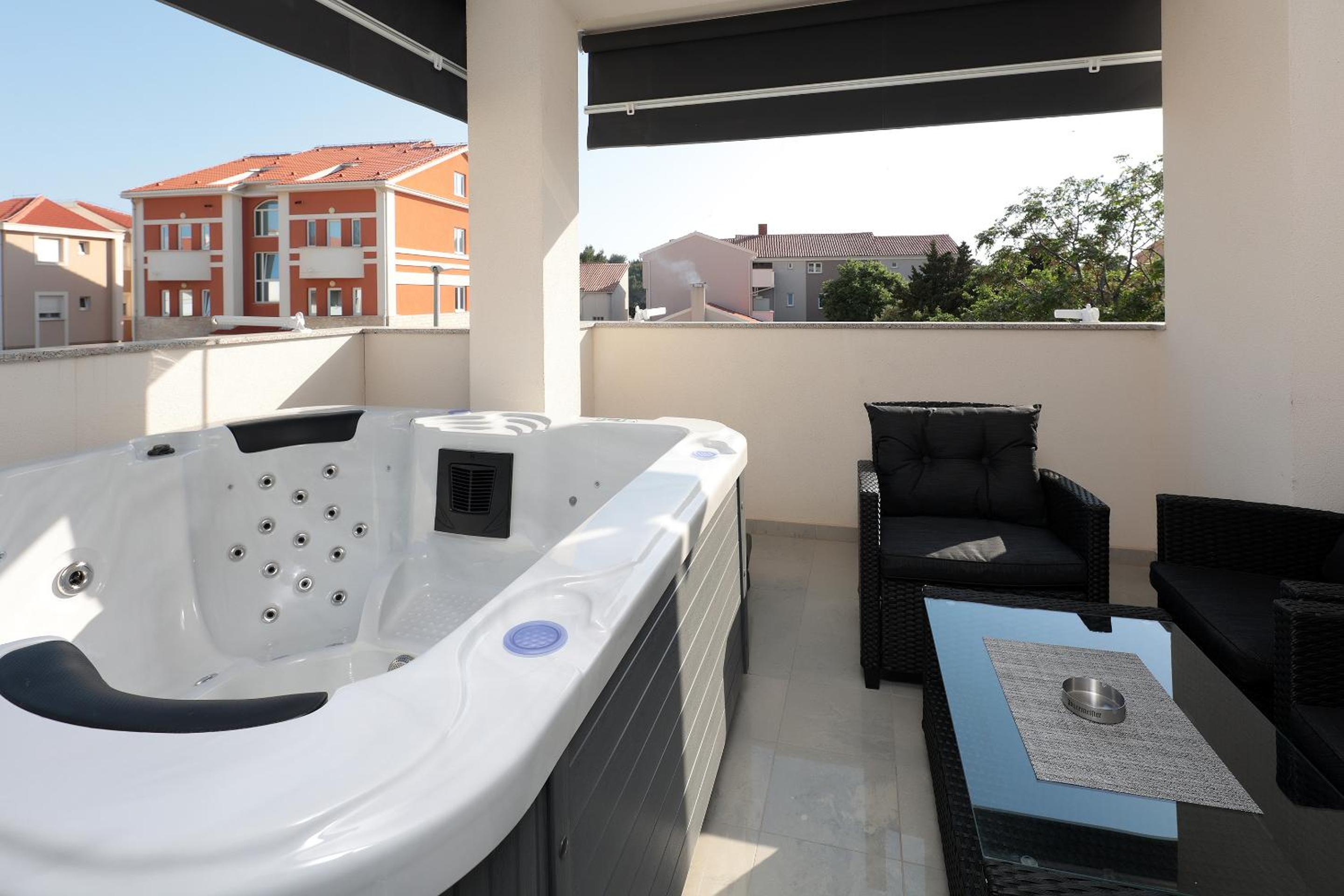 Central Apartment with Jacuzzi