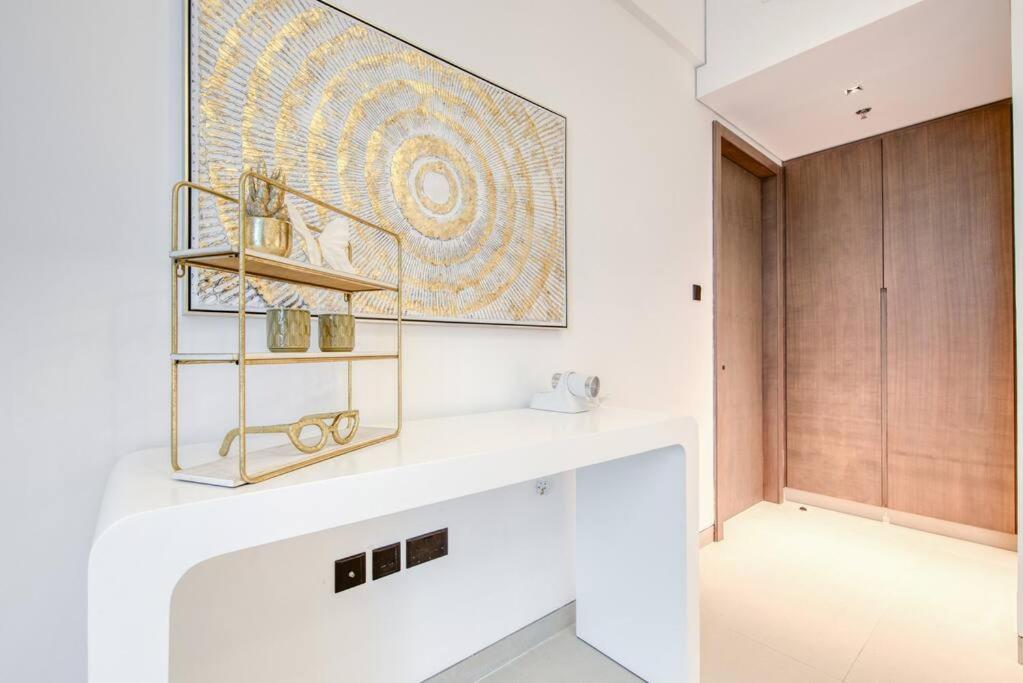 New 2 bed with gym, pool, yoga and private terrace