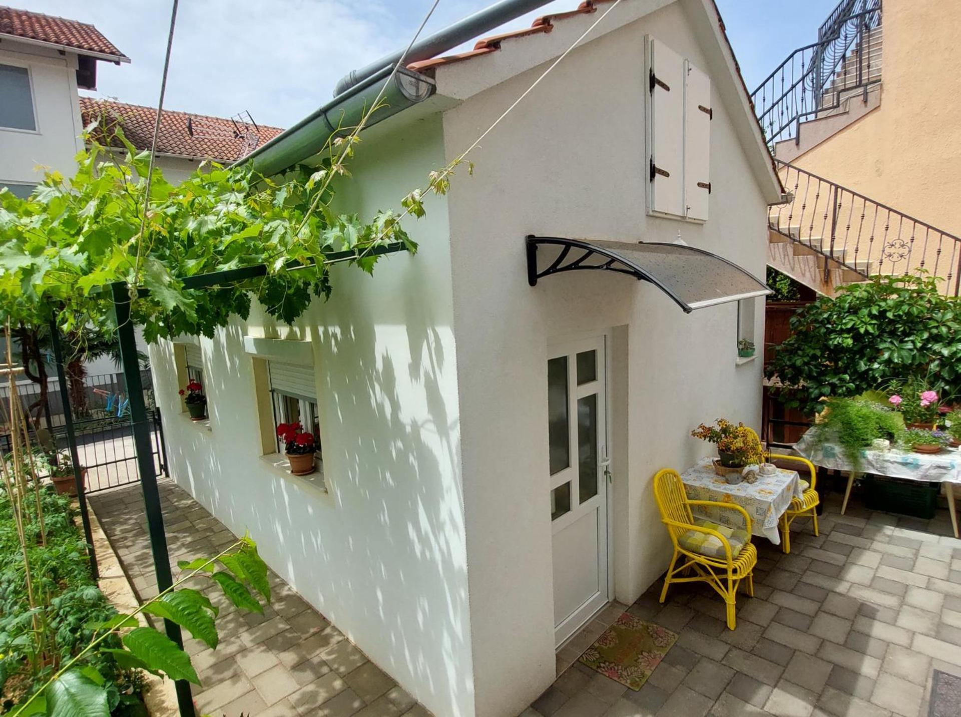 Apartment Garden house