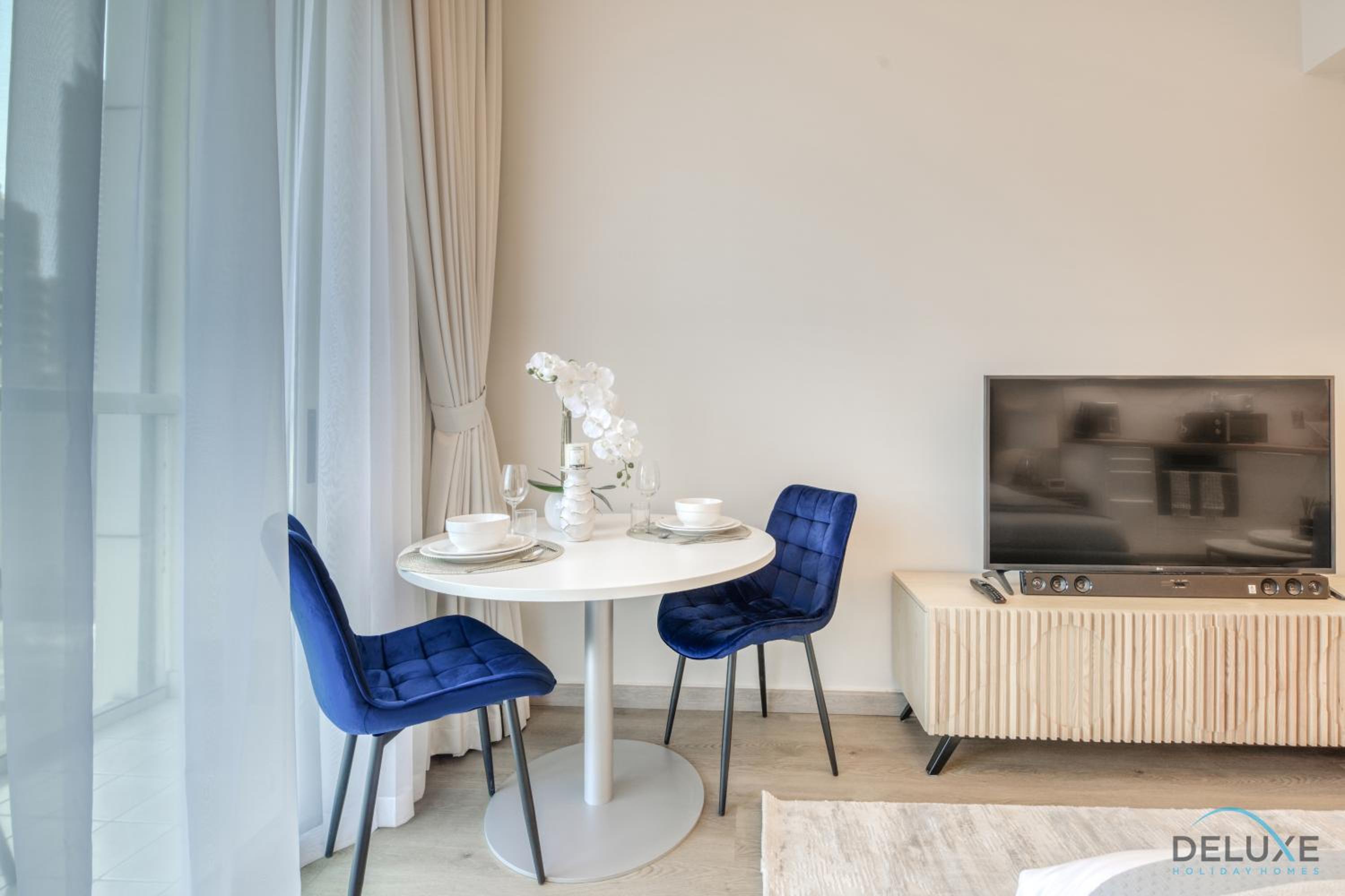 Stunning Studio at Marina Views A Dubai Marina by Deluxe Holiday Homes