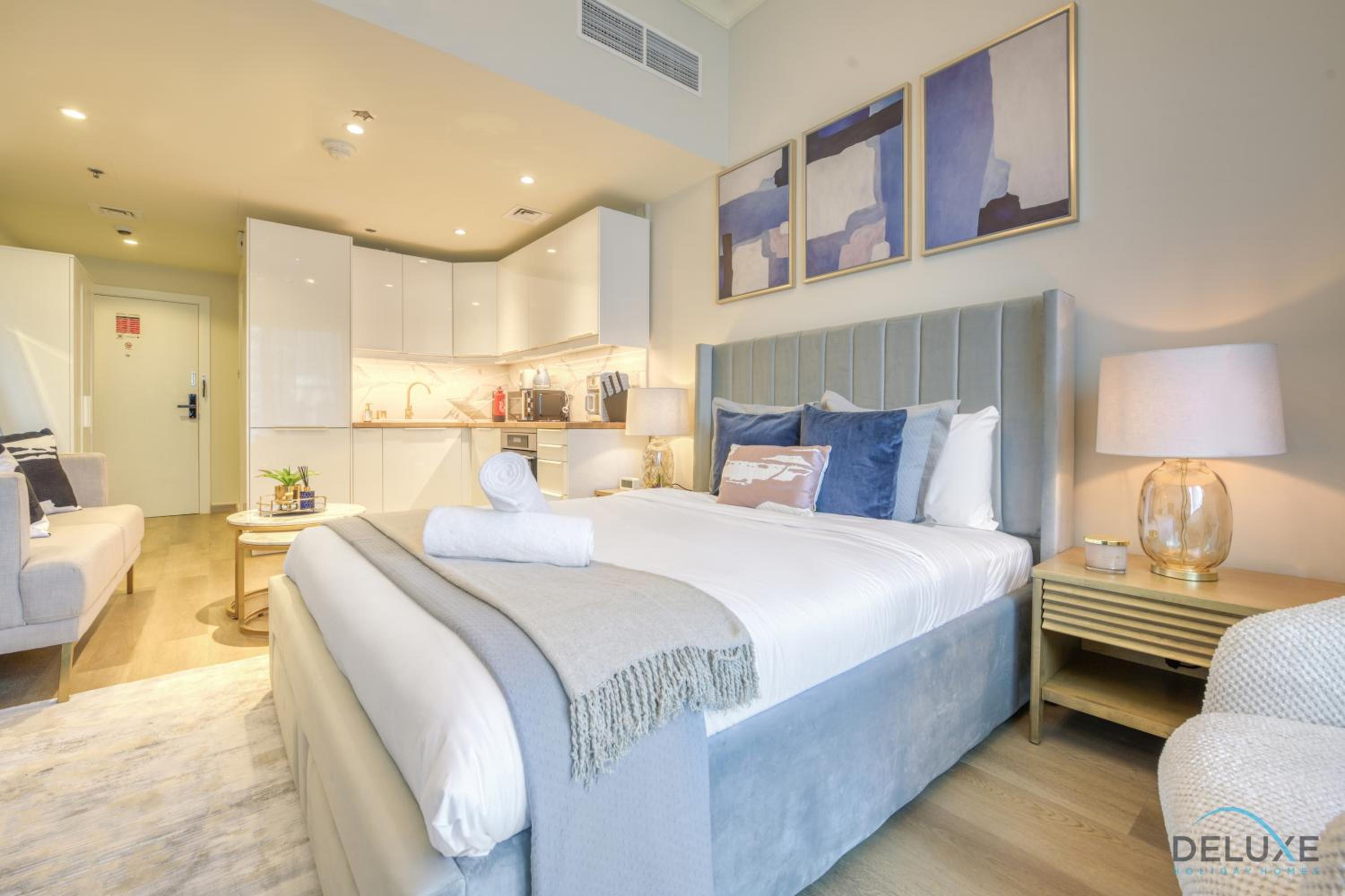 Stunning Studio at Marina Views A Dubai Marina by Deluxe Holiday Homes