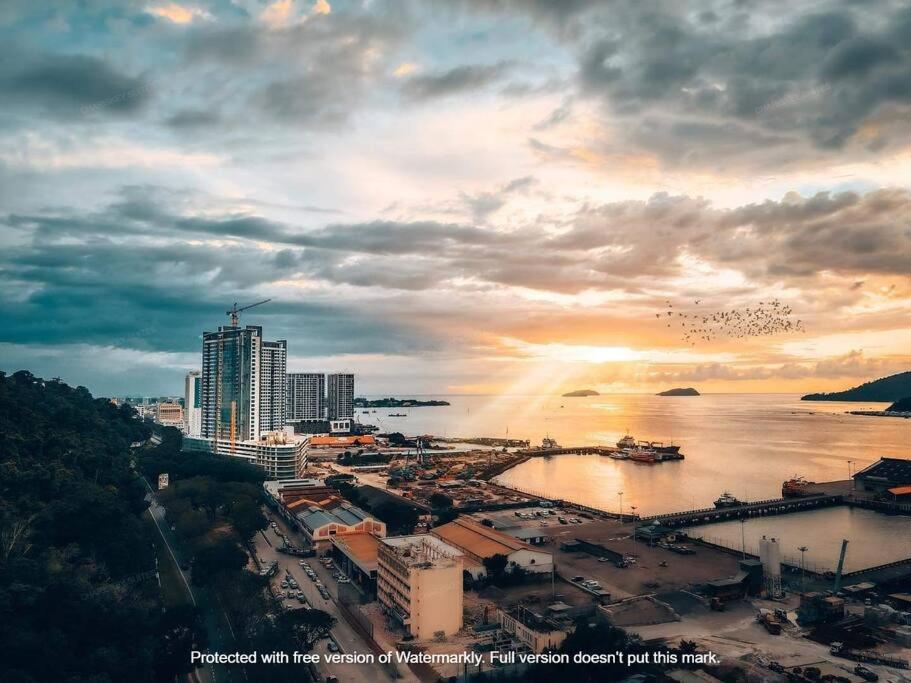 Hotel Jesselton Quay seaview # Chariskey Suites - Image 1