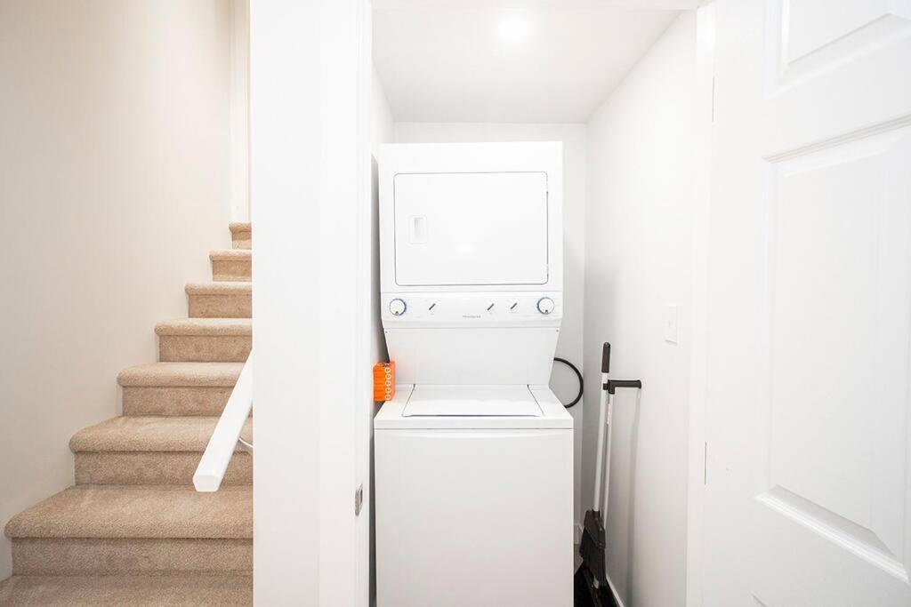 Luxurious 3 bedroom townhouse Free parking and Wifi