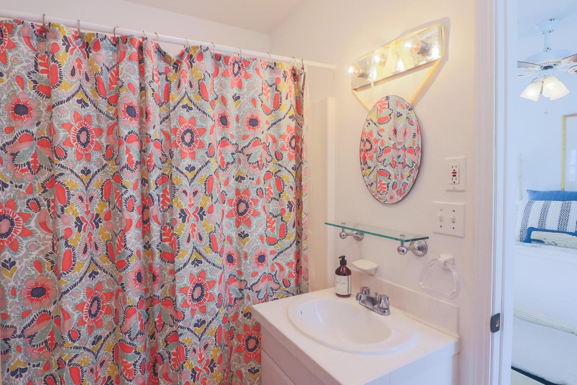 Second Row Beach Home - Ocean views - Old school vibes view 3