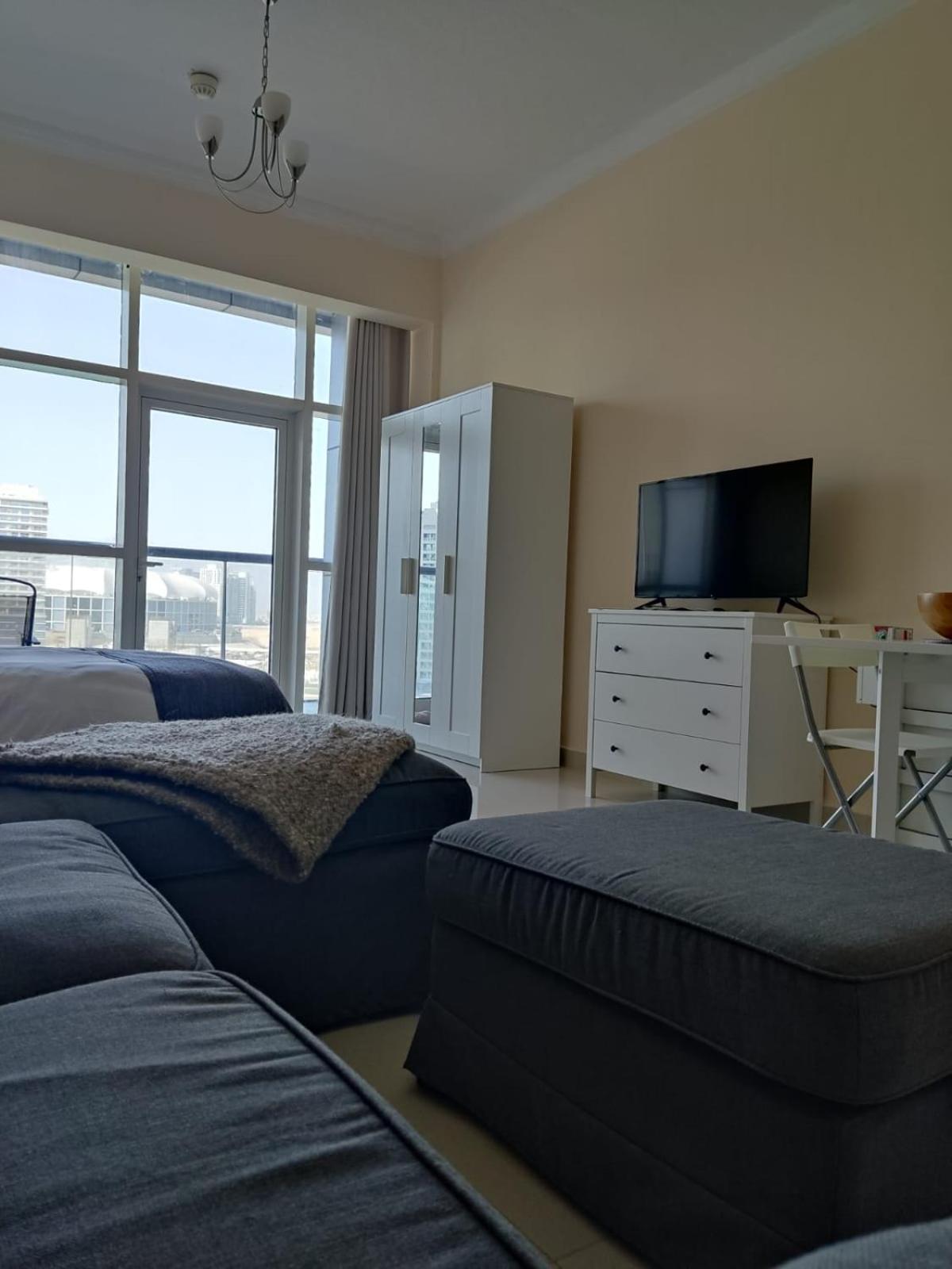 Studio in the heart of Sports City -great view & amenities!