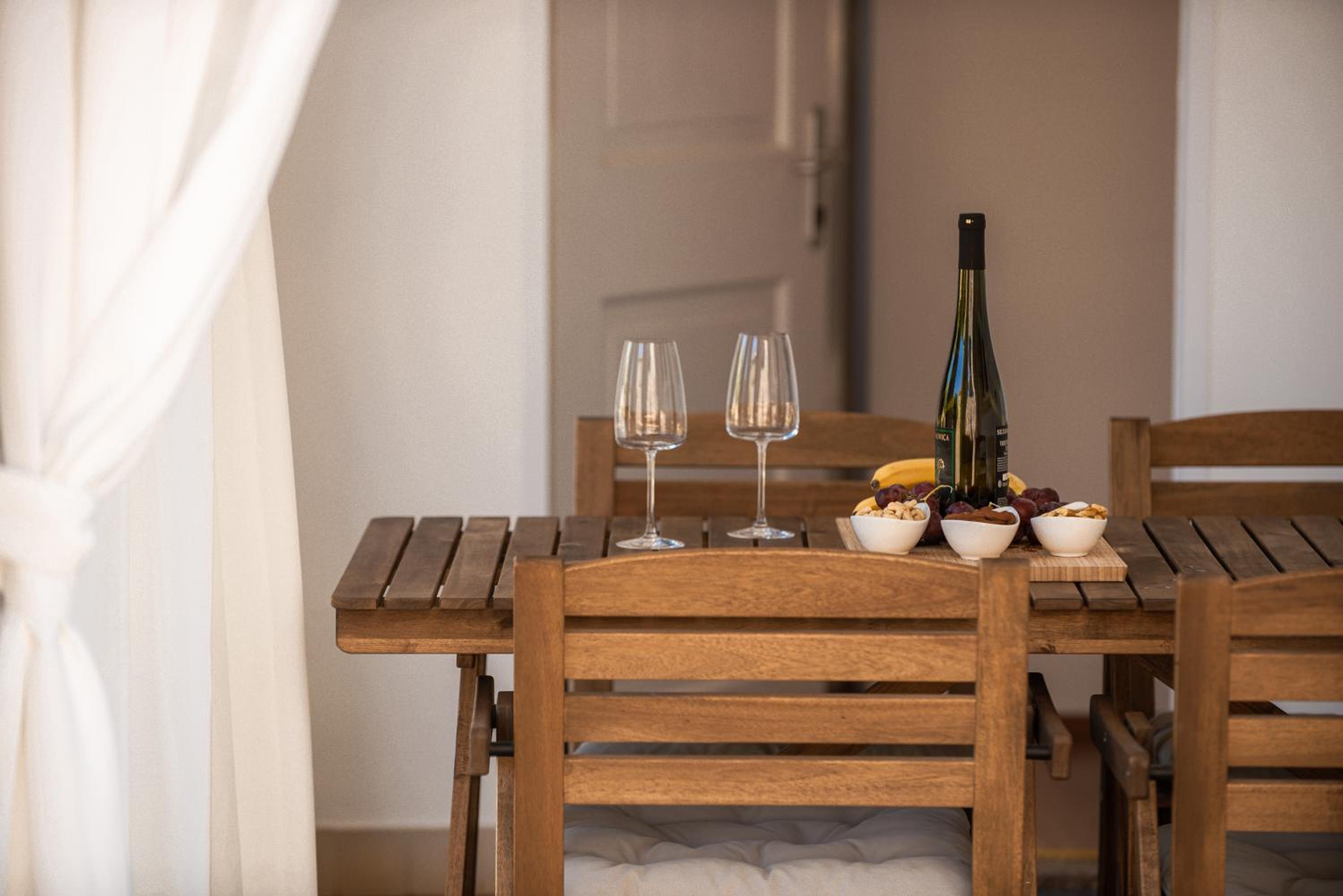 Apartment Near Old Town, FREE PARKING & Huge Garden