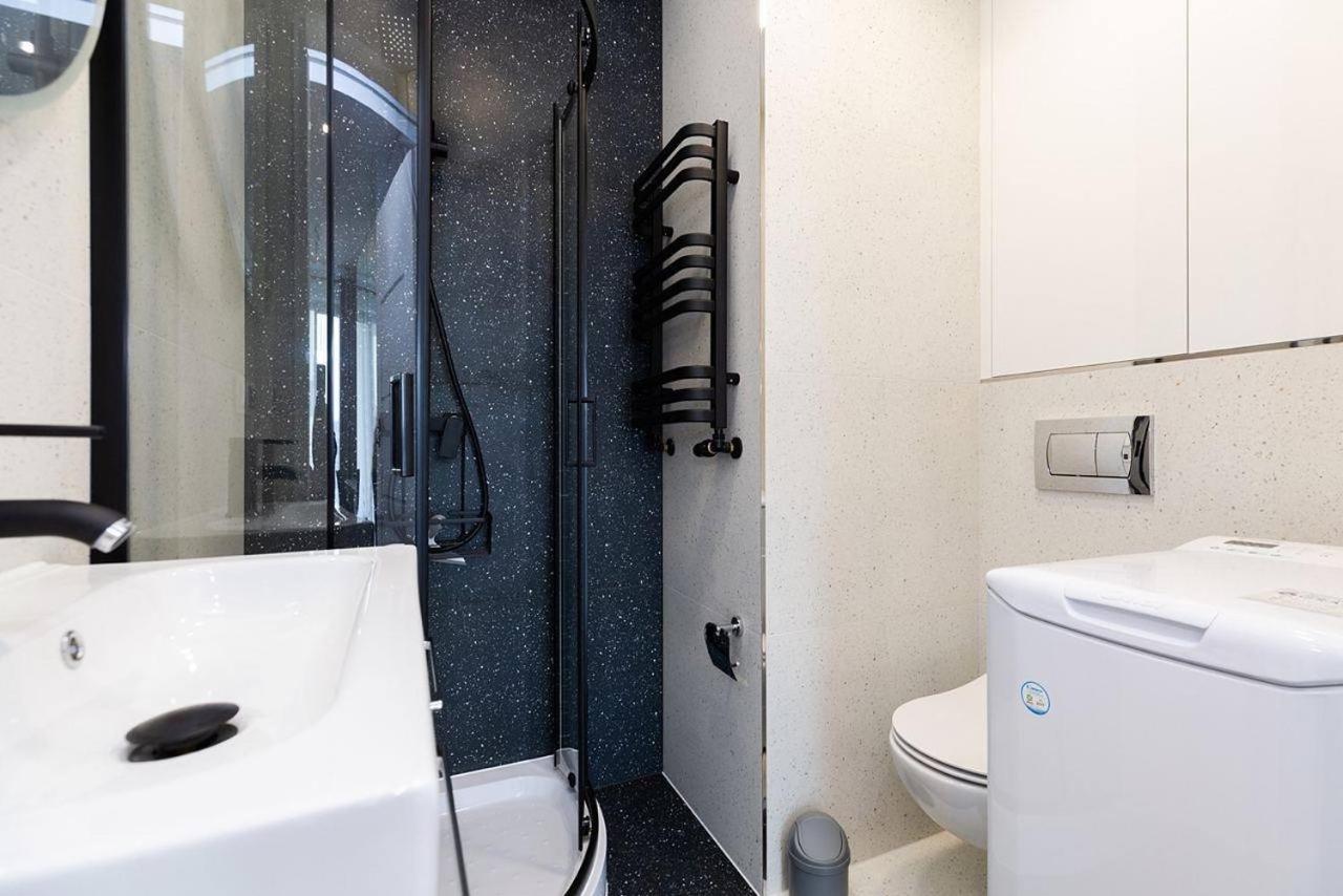 Easy & Comfortable, with balcony, very close to the center